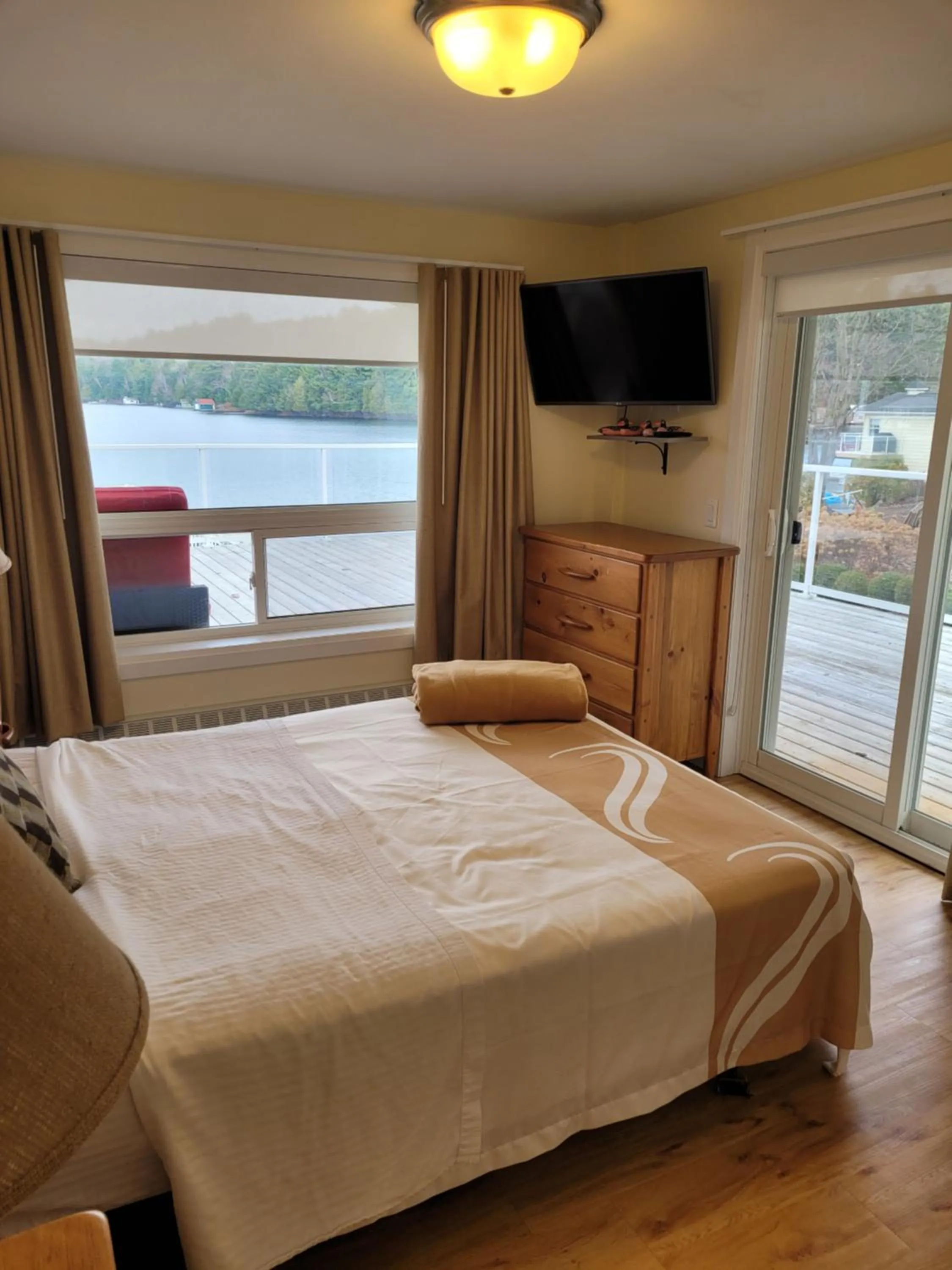 Bed in Muskoka Lakes Hotel and Resorts