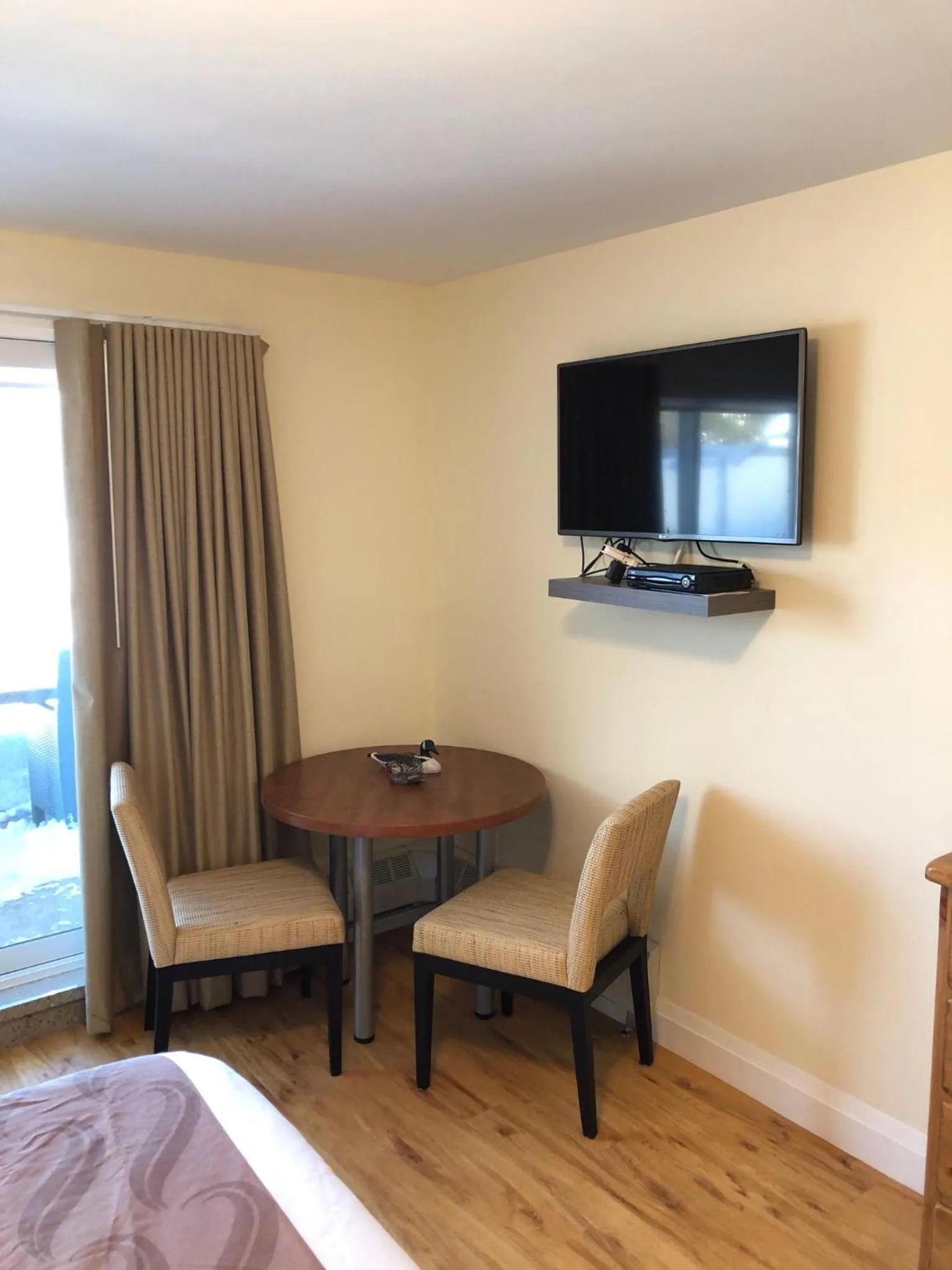 Bed in Muskoka Lakes Hotel and Resorts