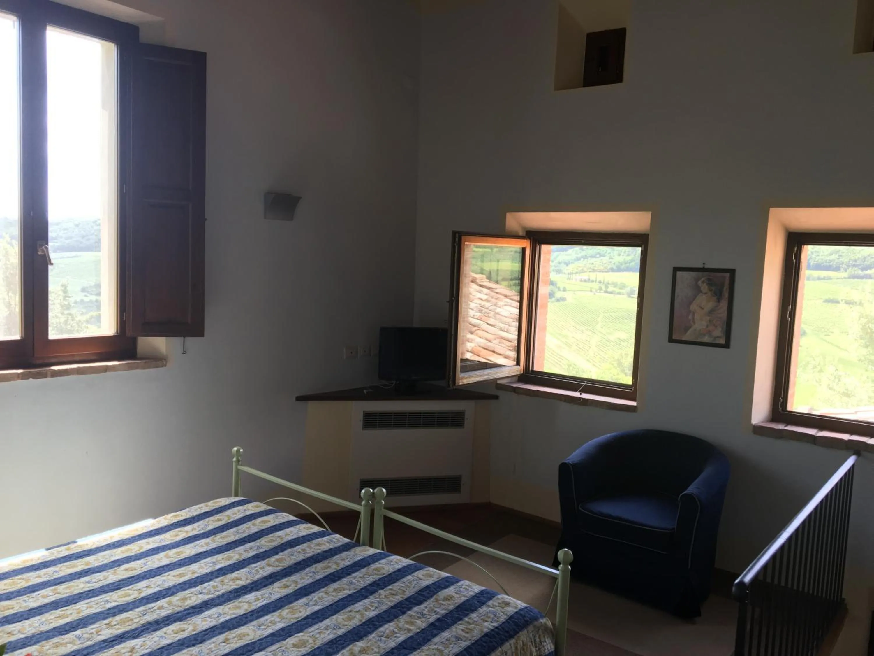 Photo of the whole room, Bed in Godiolo