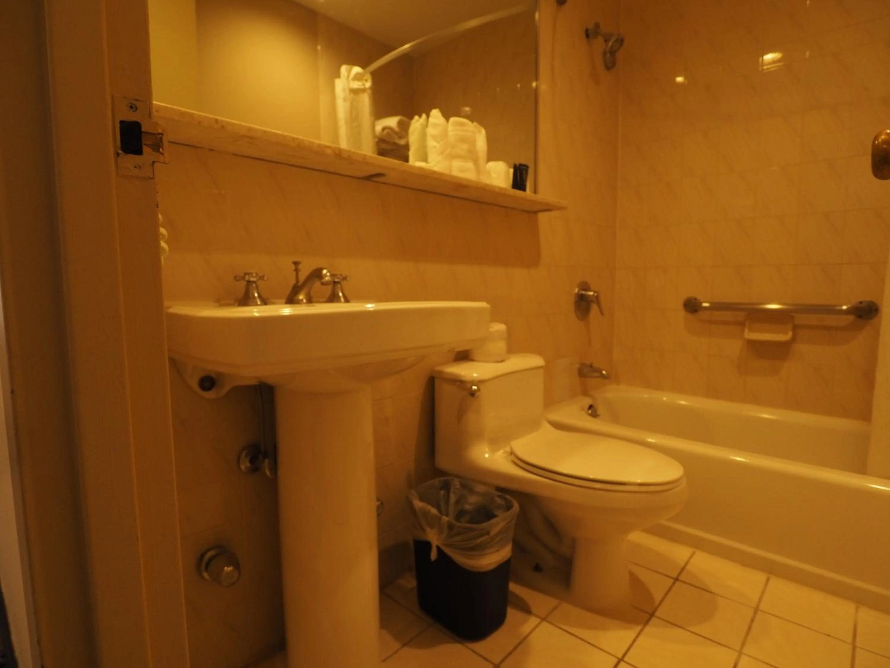 Shower in Night Hotel Broadway