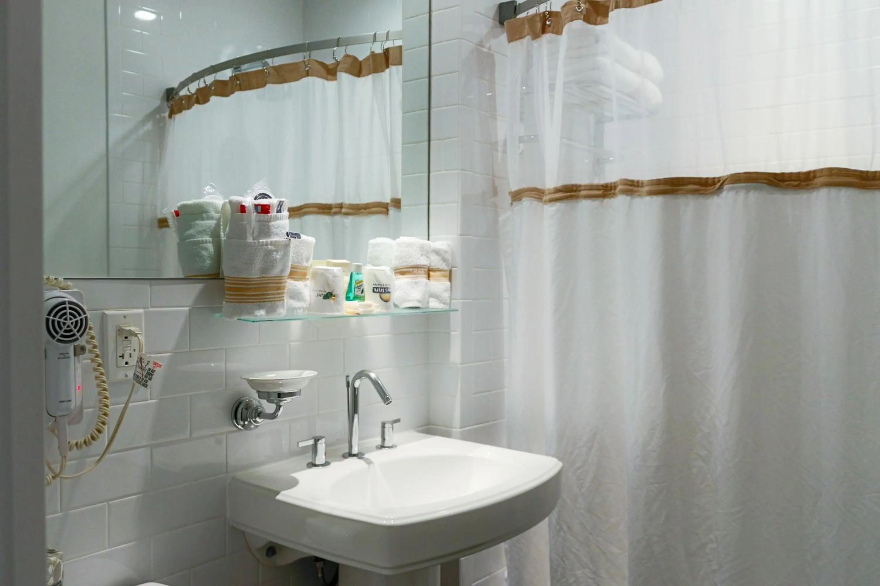 Shower in Night Hotel Broadway