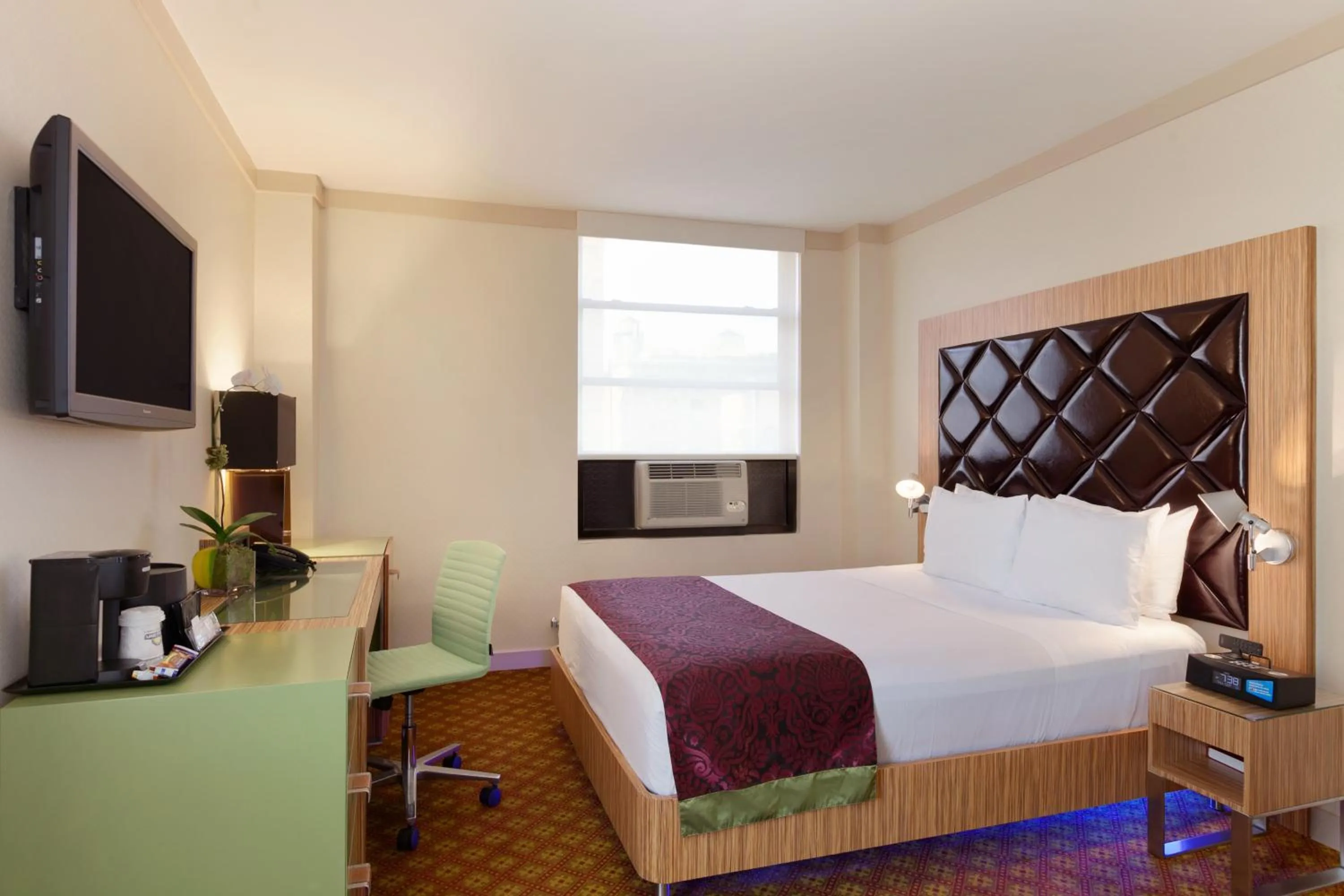 Bedroom, Bed in Night Hotel Broadway