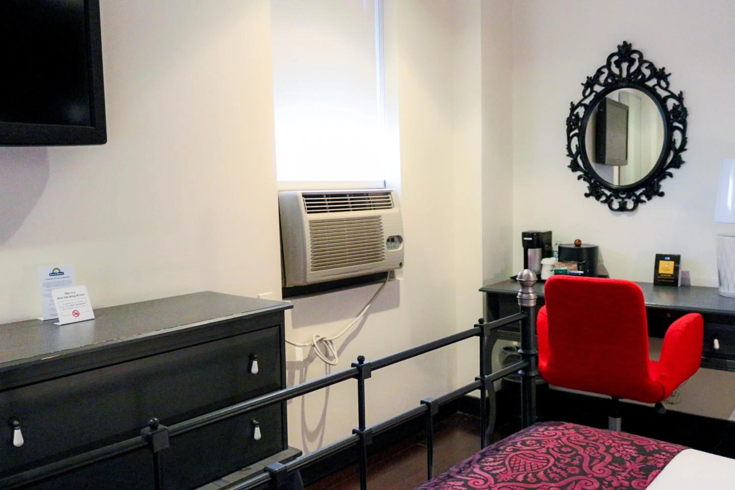 Photo of the whole room in Night Hotel Broadway