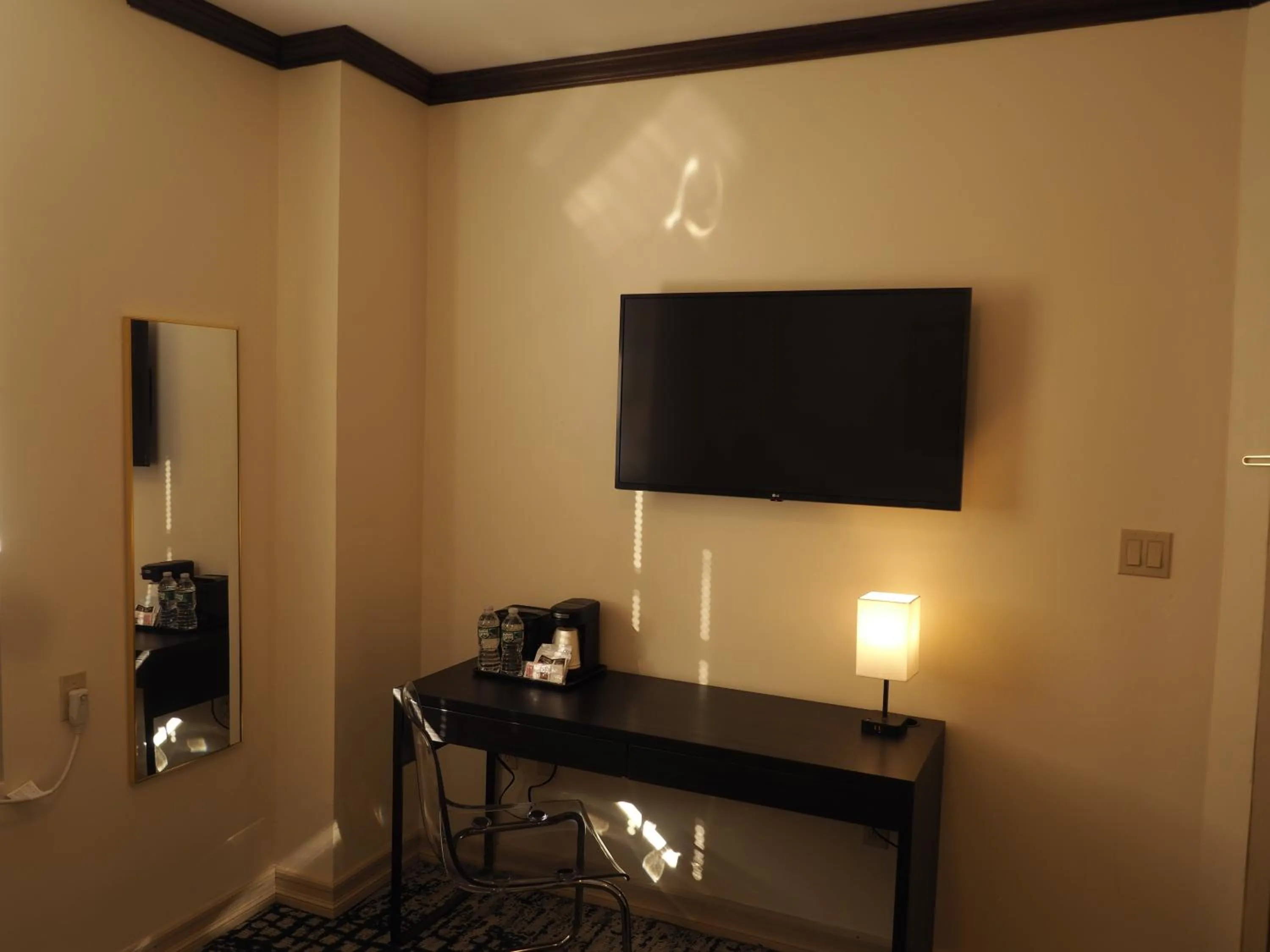 TV and multimedia in Night Hotel Broadway