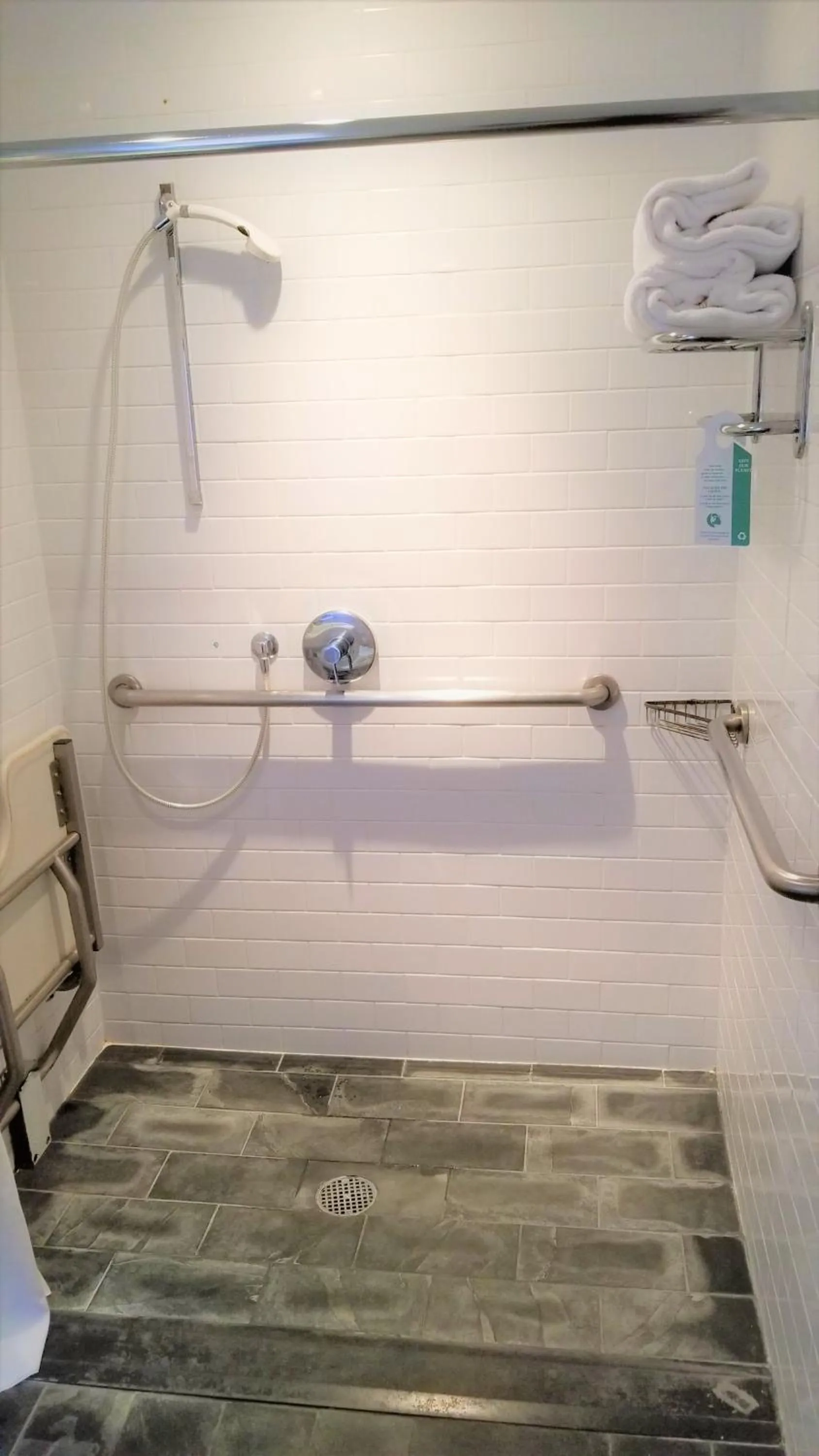 Shower in Night Hotel Broadway