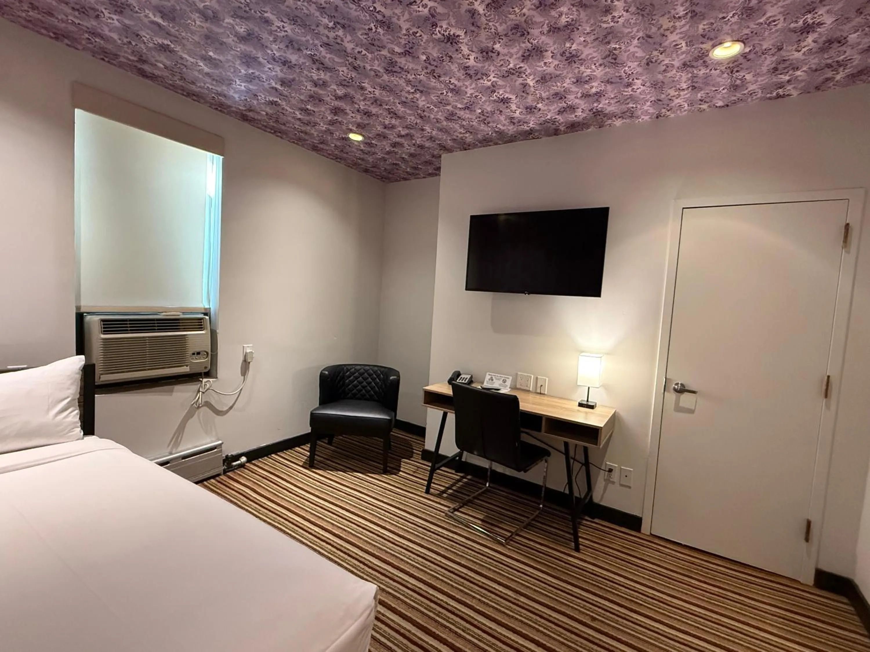 Living room, Bed in Night Hotel Broadway