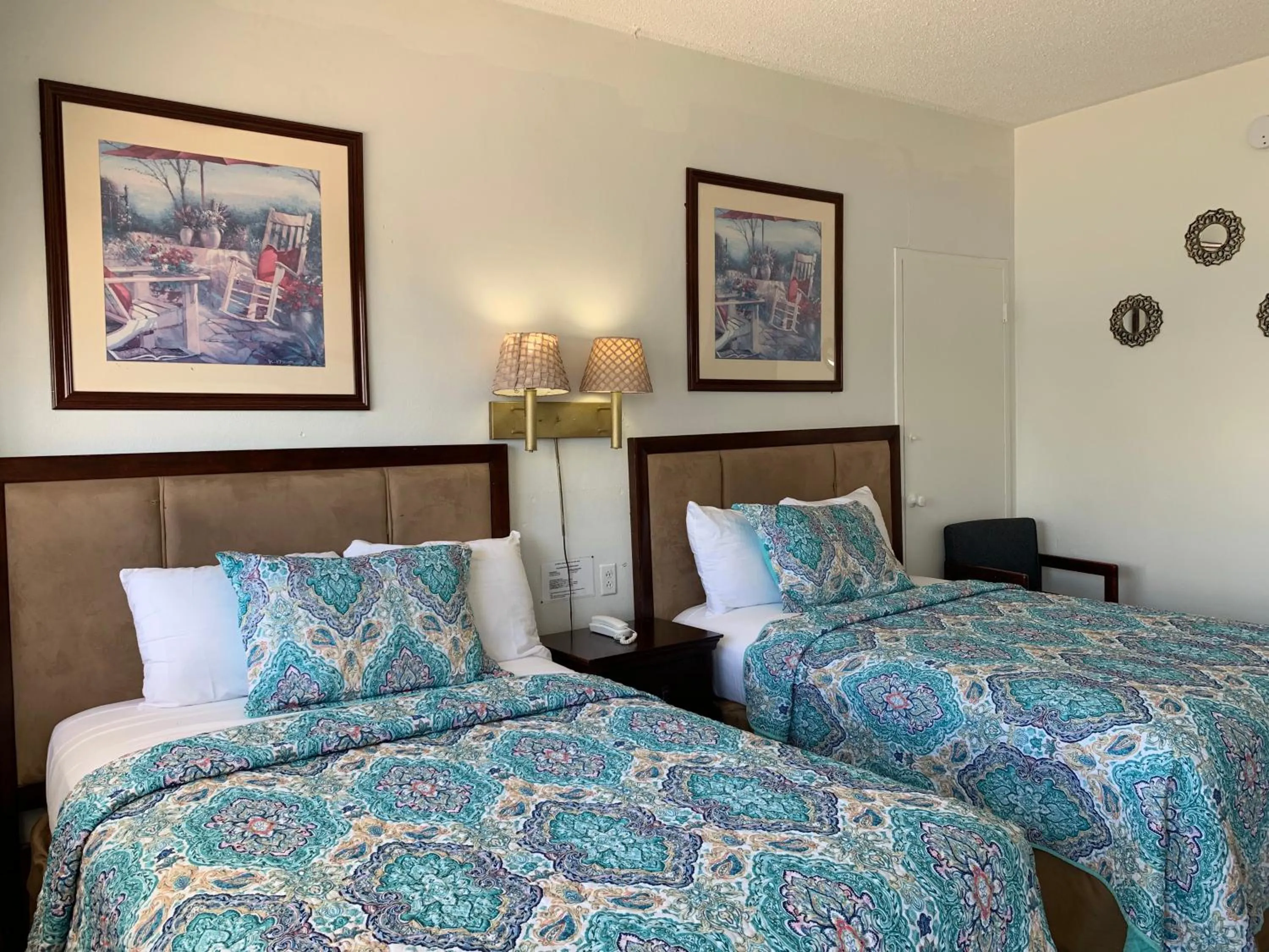 Photo of the whole room, Bed in International Inn on the Bay