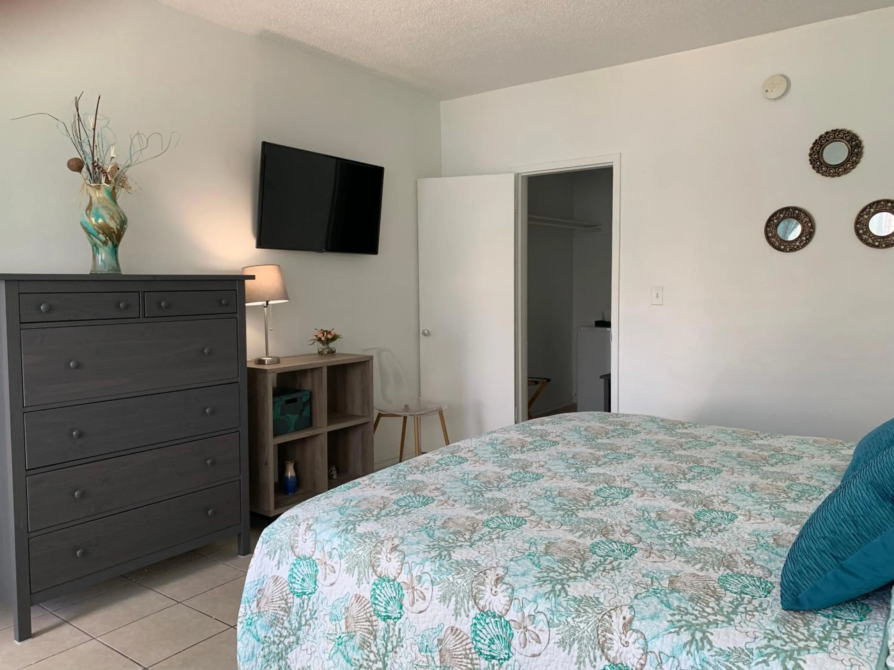 TV and multimedia, Bed in International Inn on the Bay