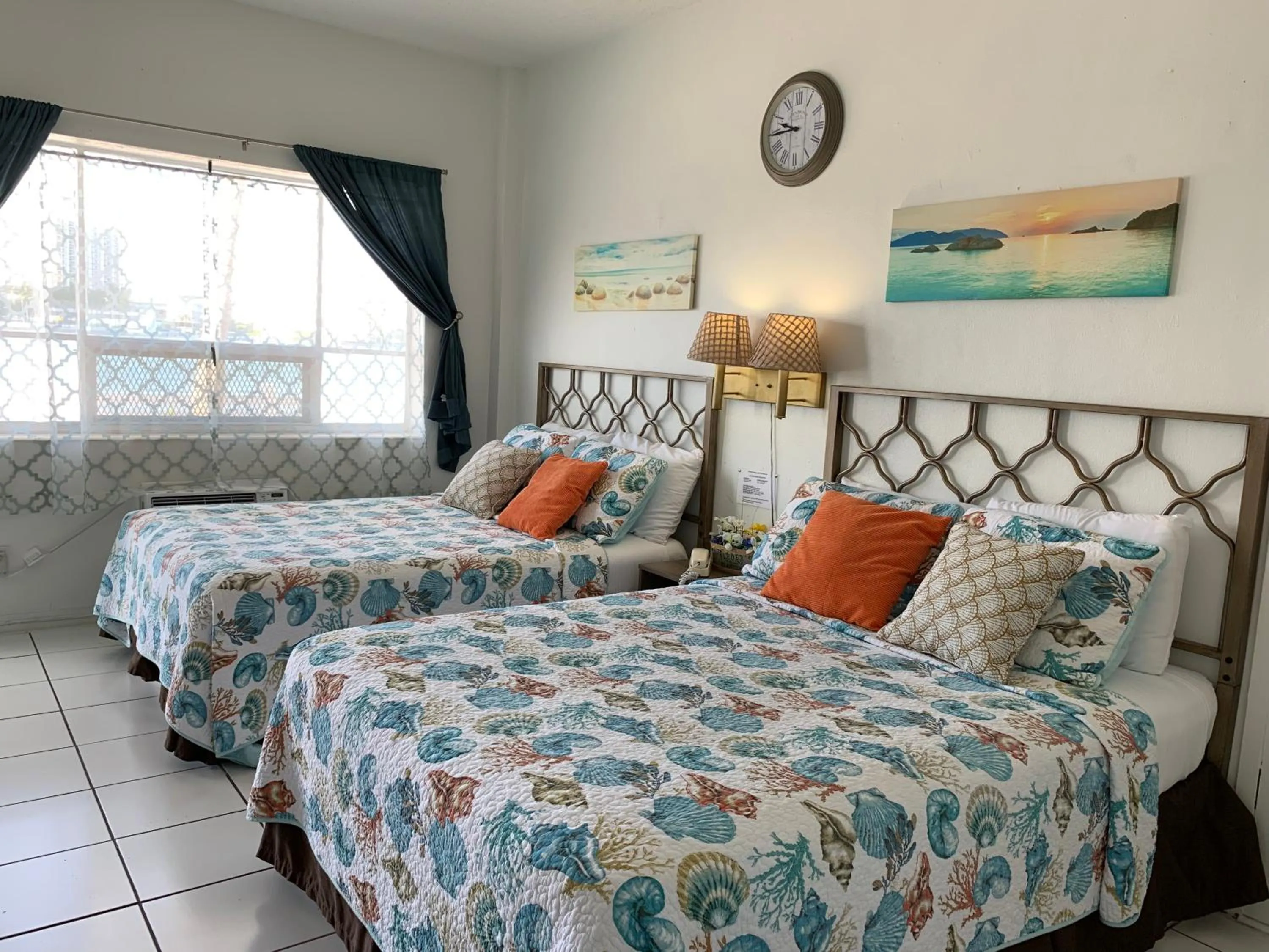 Photo of the whole room, Bed in International Inn on the Bay