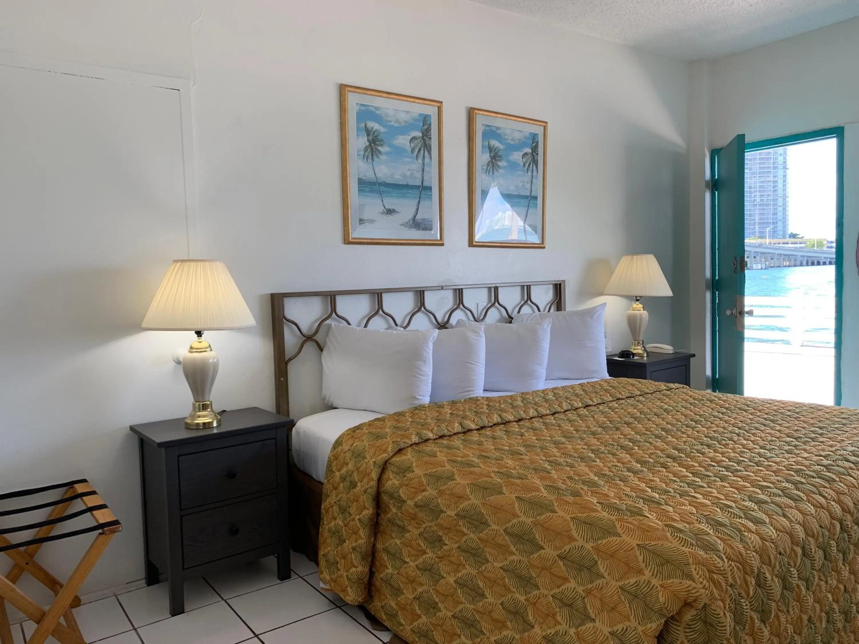 Bed in International Inn on the Bay