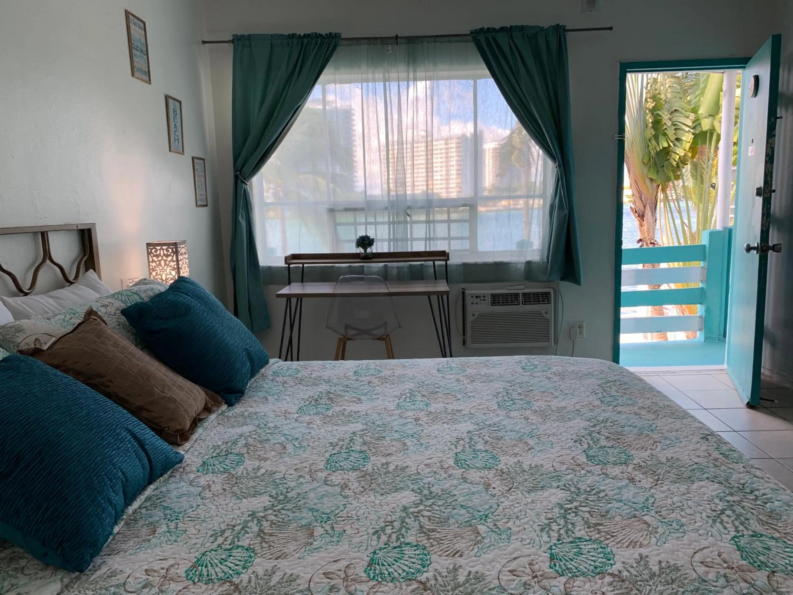 Bed in International Inn on the Bay