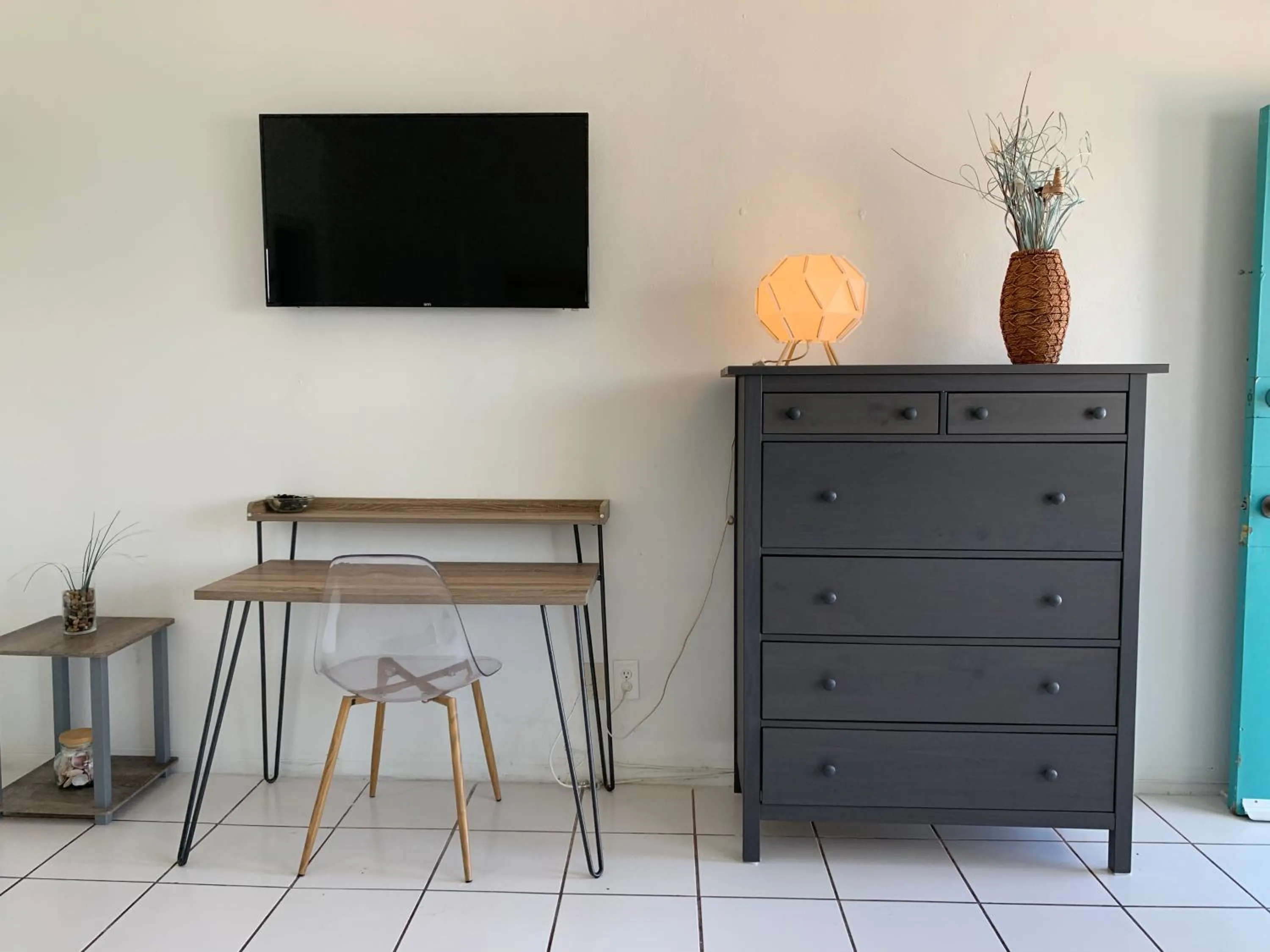 TV and multimedia in International Inn on the Bay