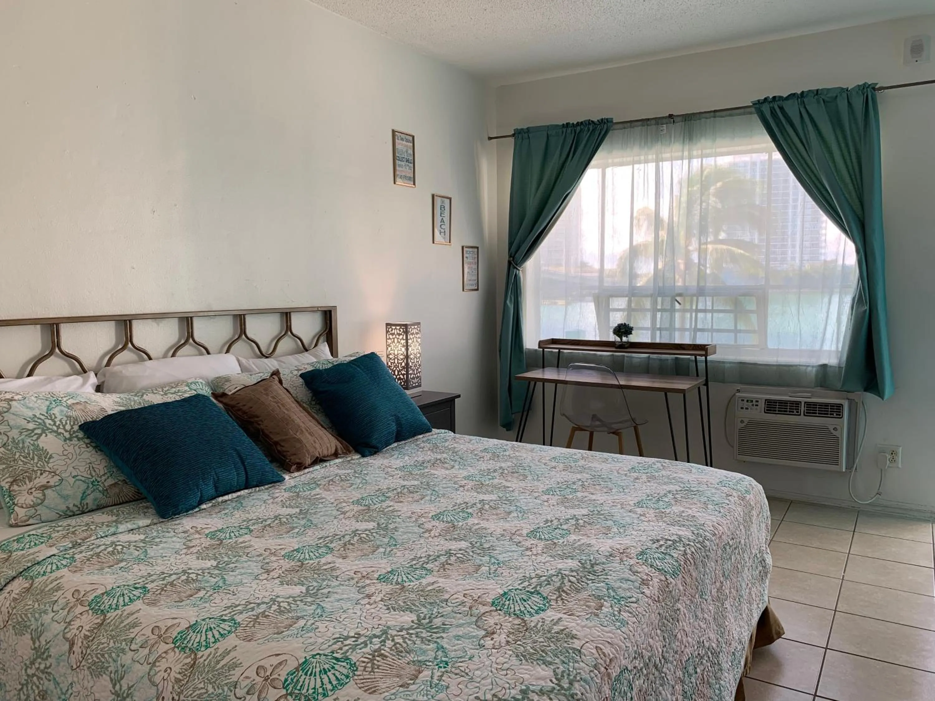 Bed in International Inn on the Bay