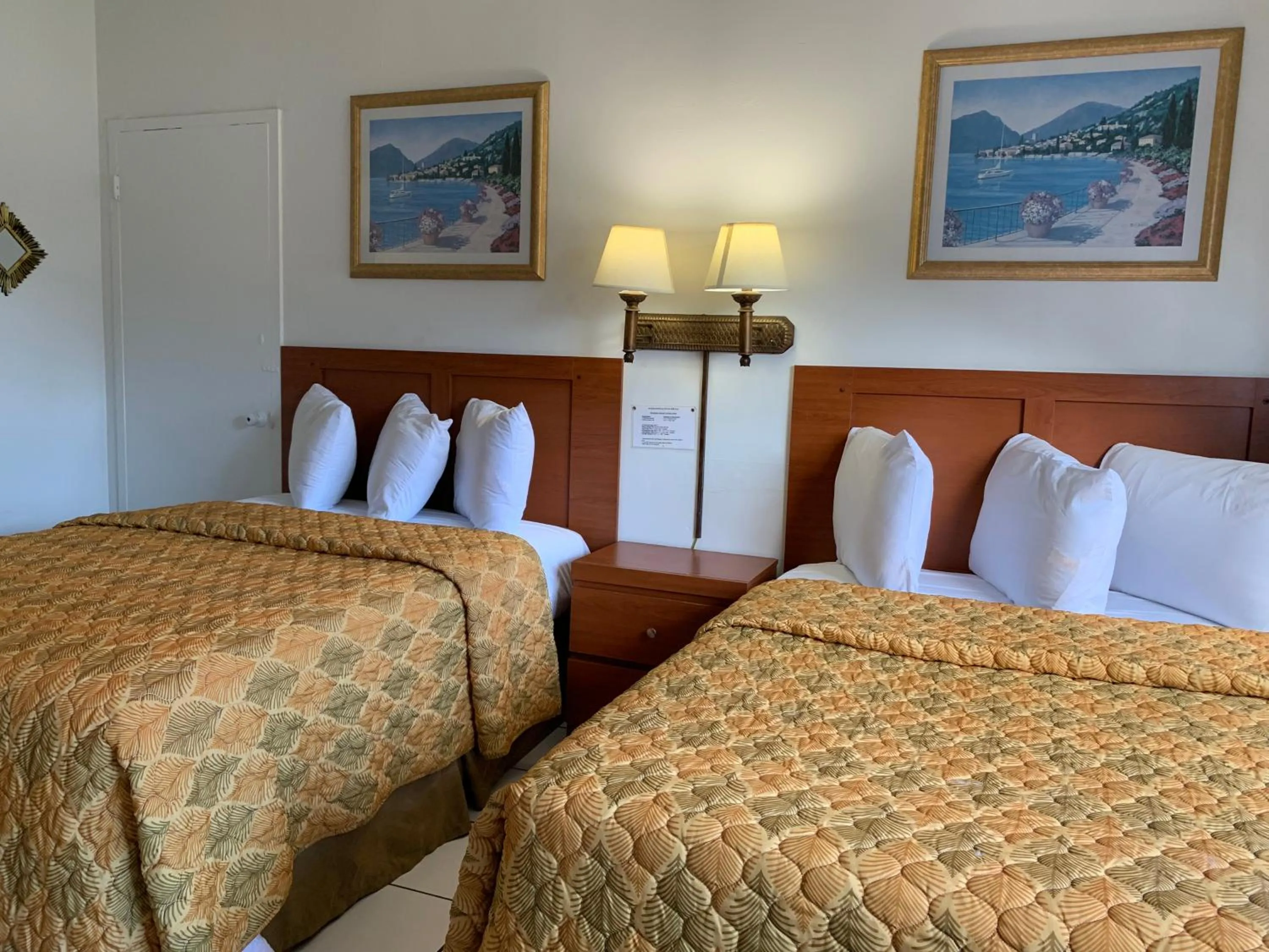 Bed in International Inn on the Bay