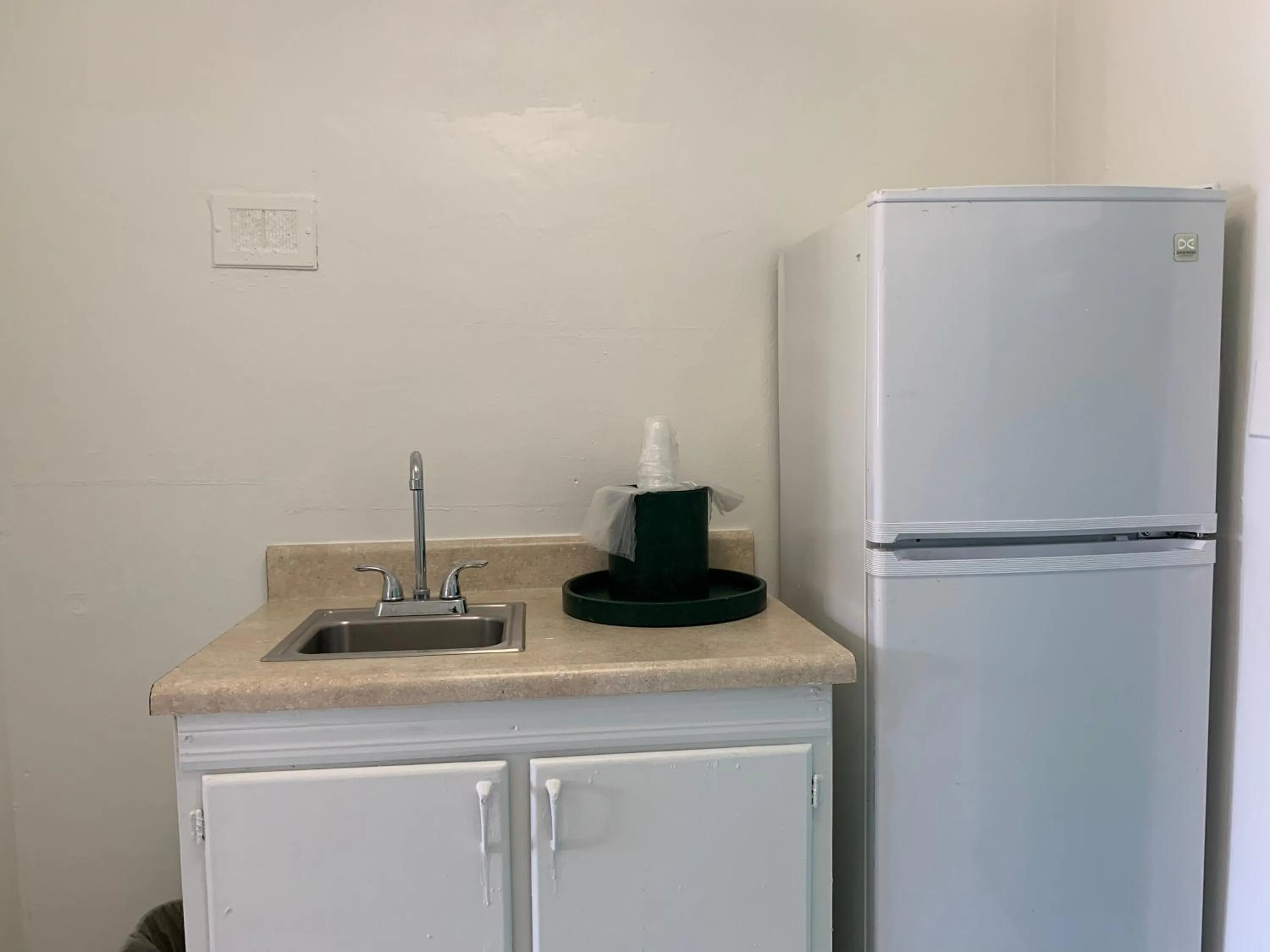 Kitchen or kitchenette in International Inn on the Bay