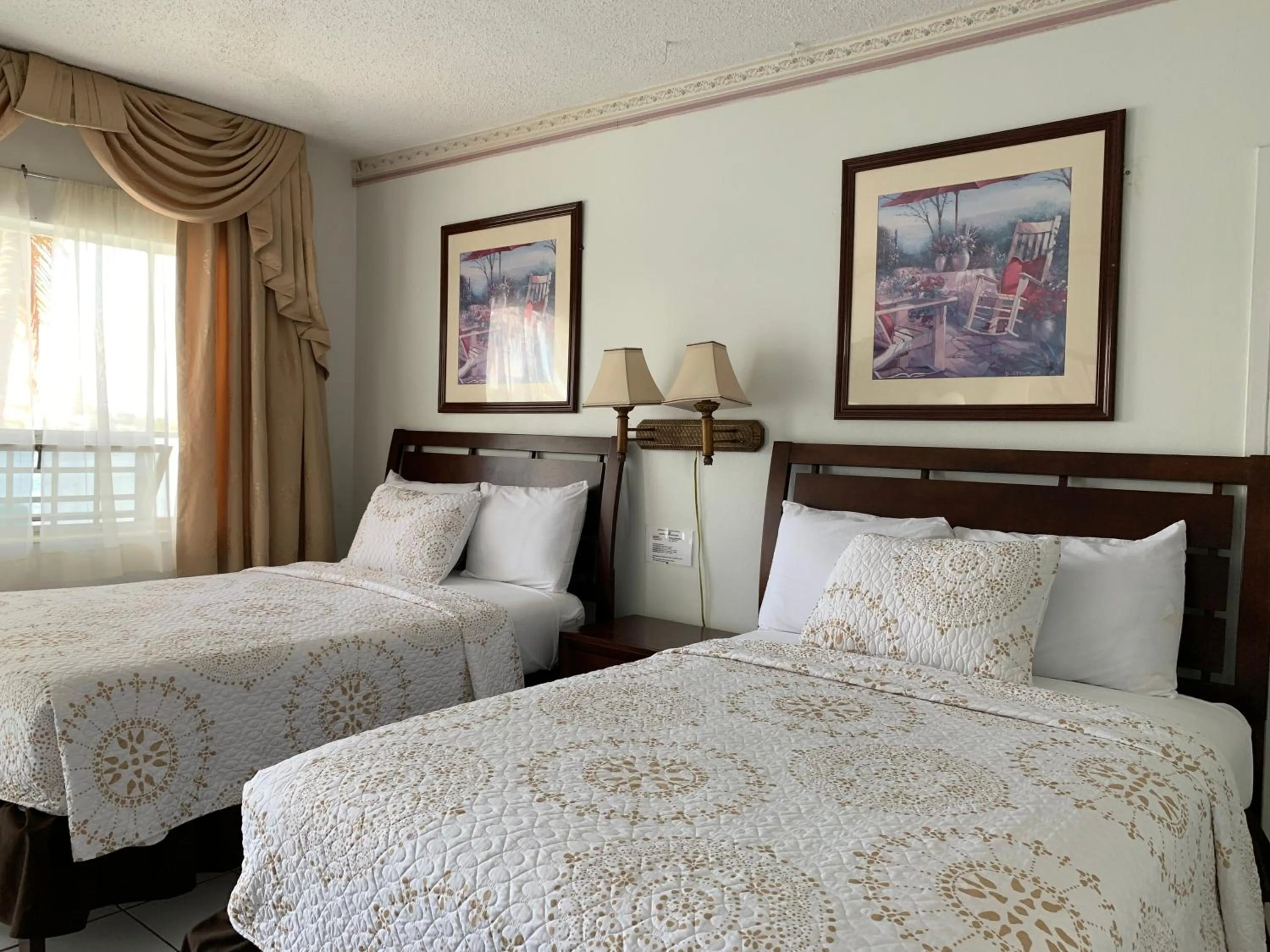 Double Room with Balcony in International Inn on the Bay