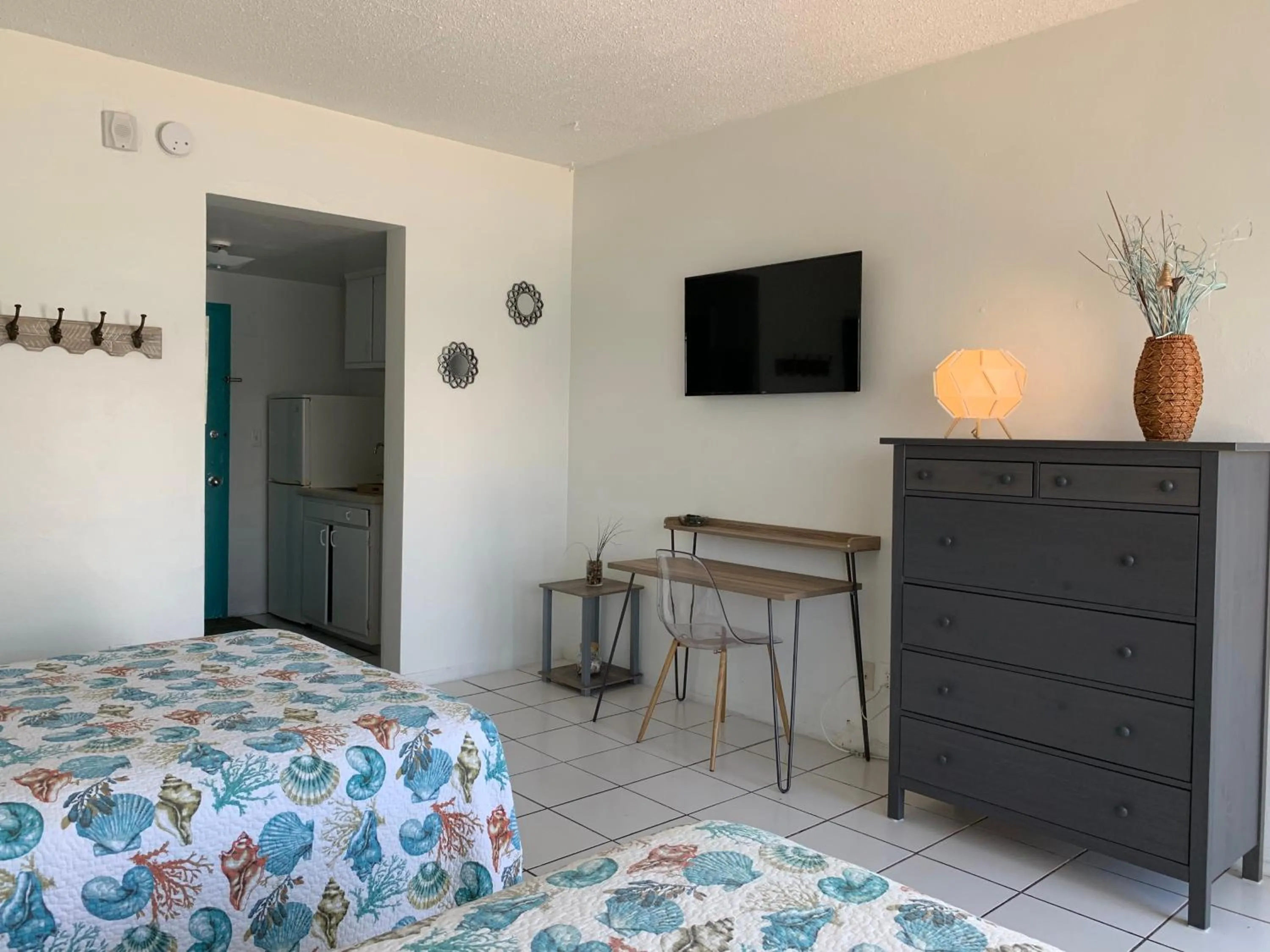 TV and multimedia, Bed in International Inn on the Bay