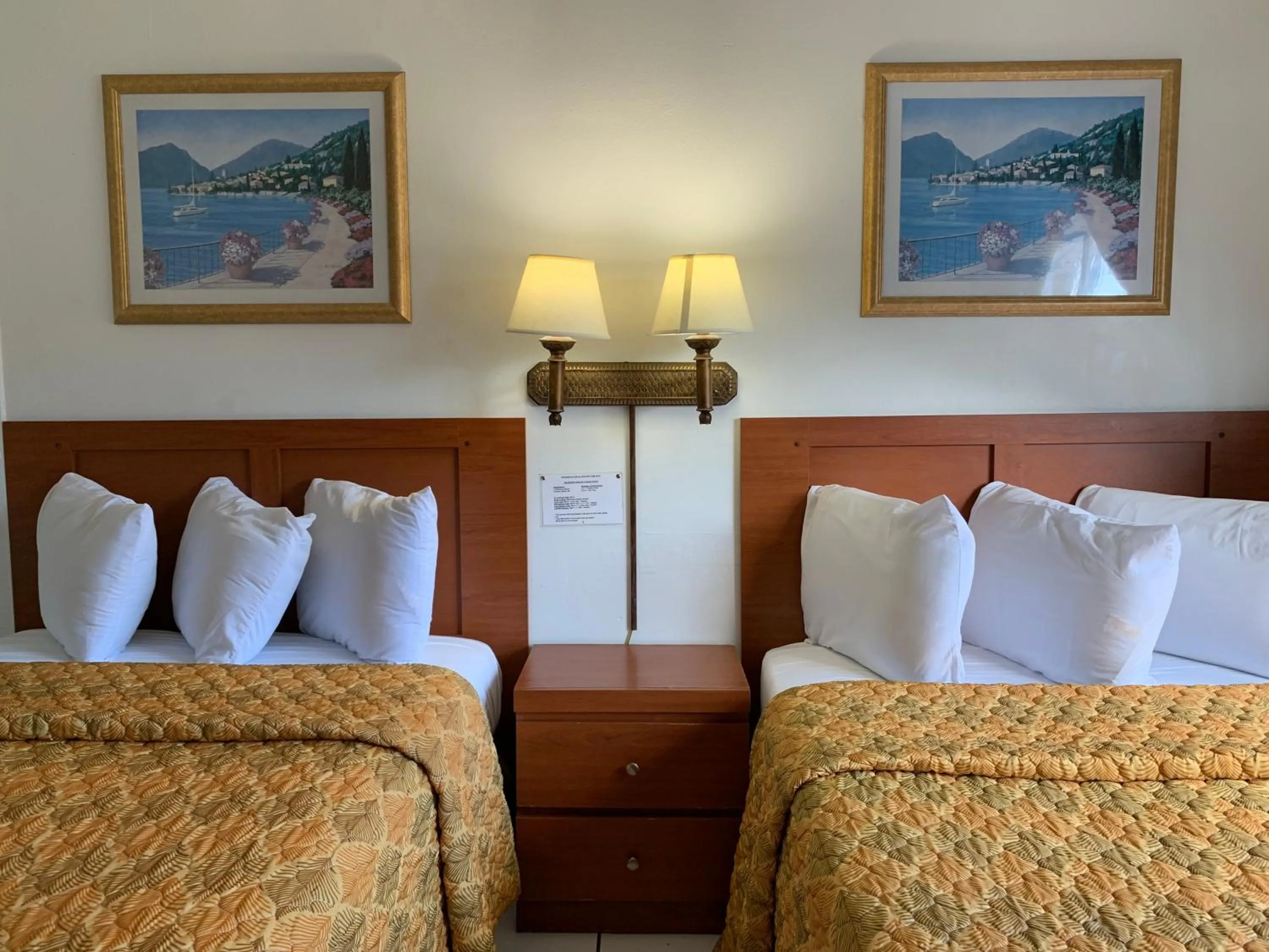 Bed in International Inn on the Bay