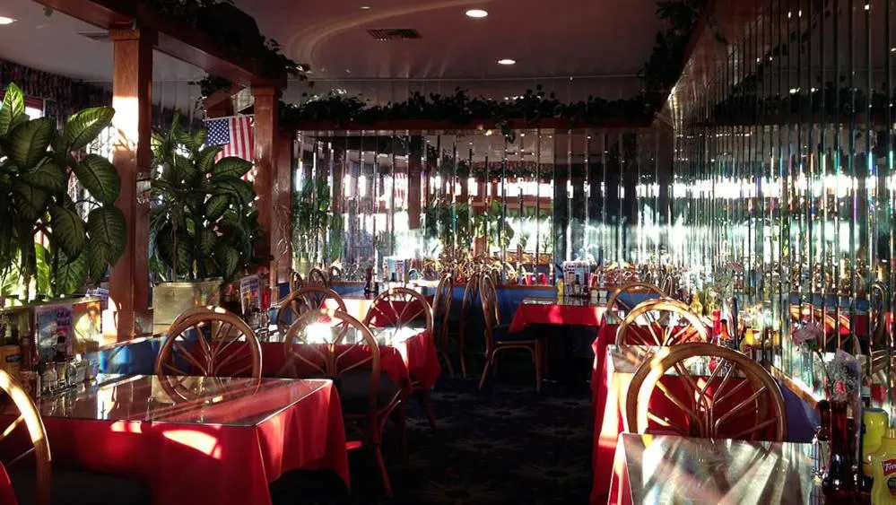 Restaurant/places to eat in Tradewinds Airport Hotel