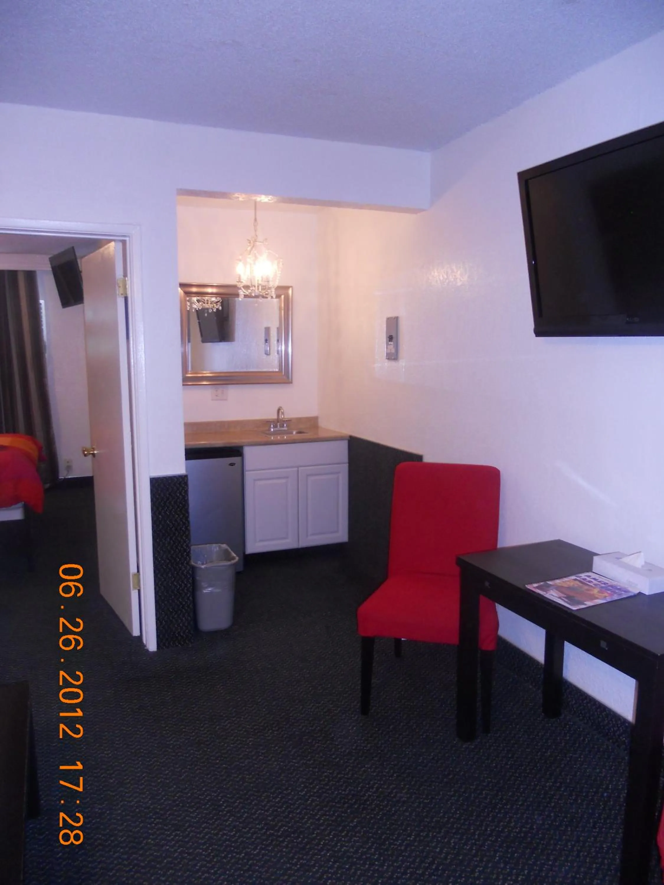 TV and multimedia in Tradewinds Airport Hotel