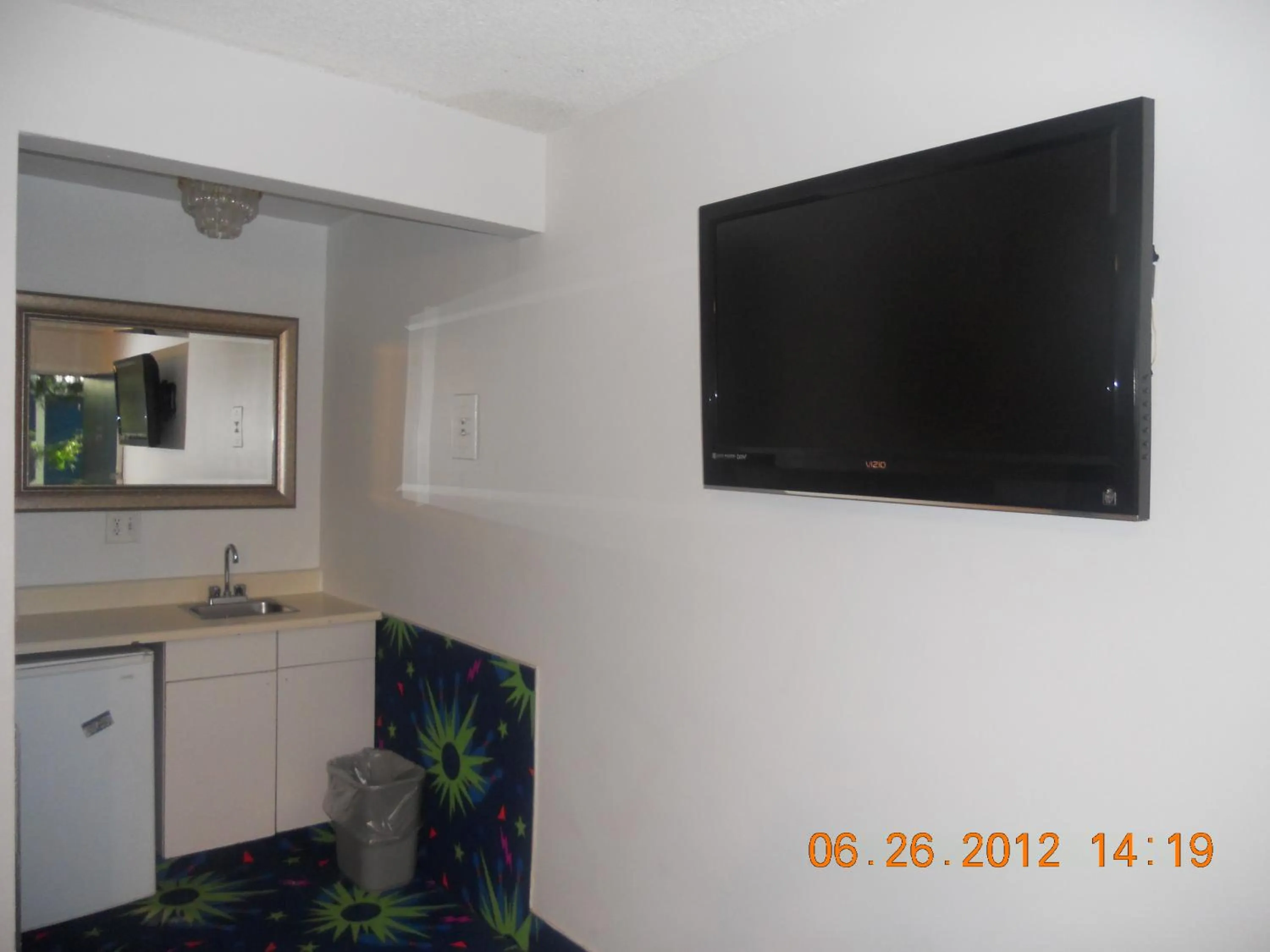 TV and multimedia in Tradewinds Airport Hotel
