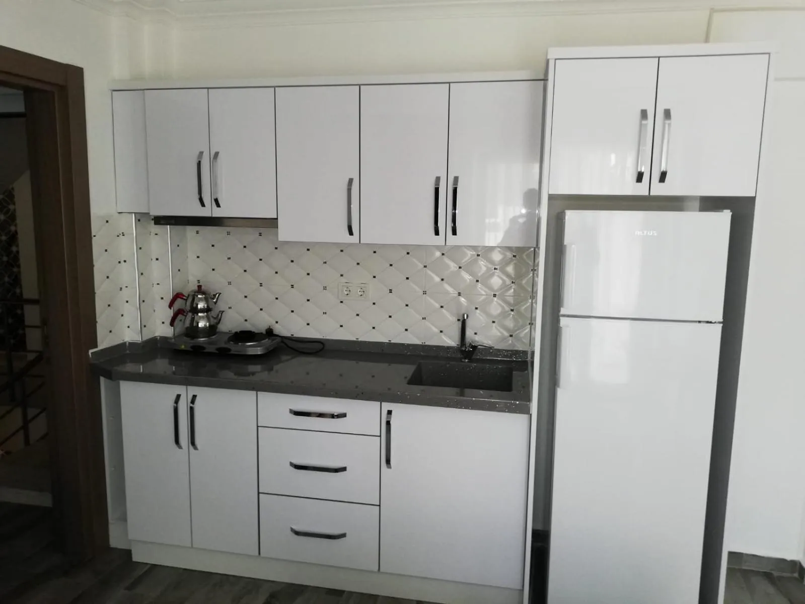 Kitchen or kitchenette in ÇİÇEK APART OTEL