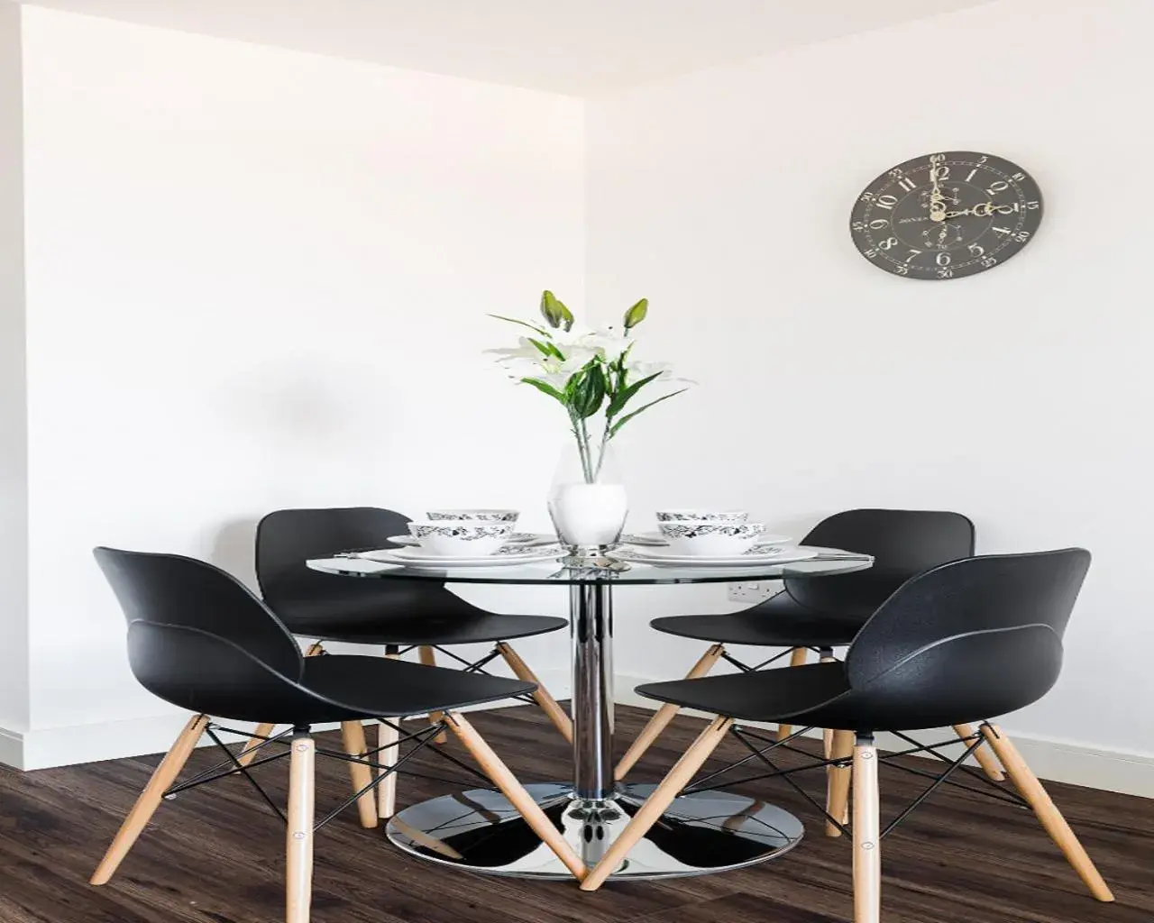 Dining area in KCS Luxury Apartment - Broad Street Birmingham Dining area in KCS Luxury Apartment - Broad Street Birmingham