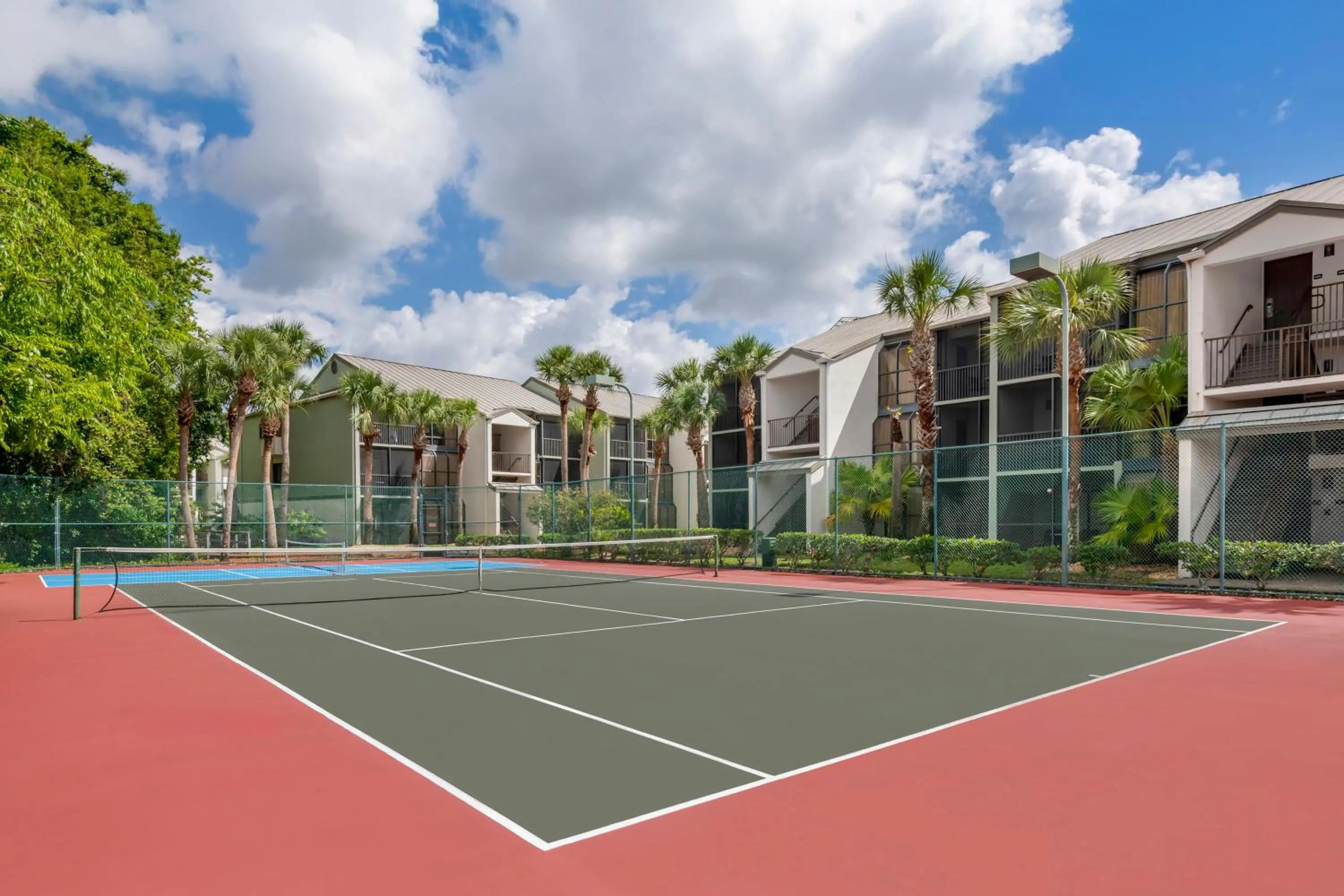 Tennis court in Parkway International Resort