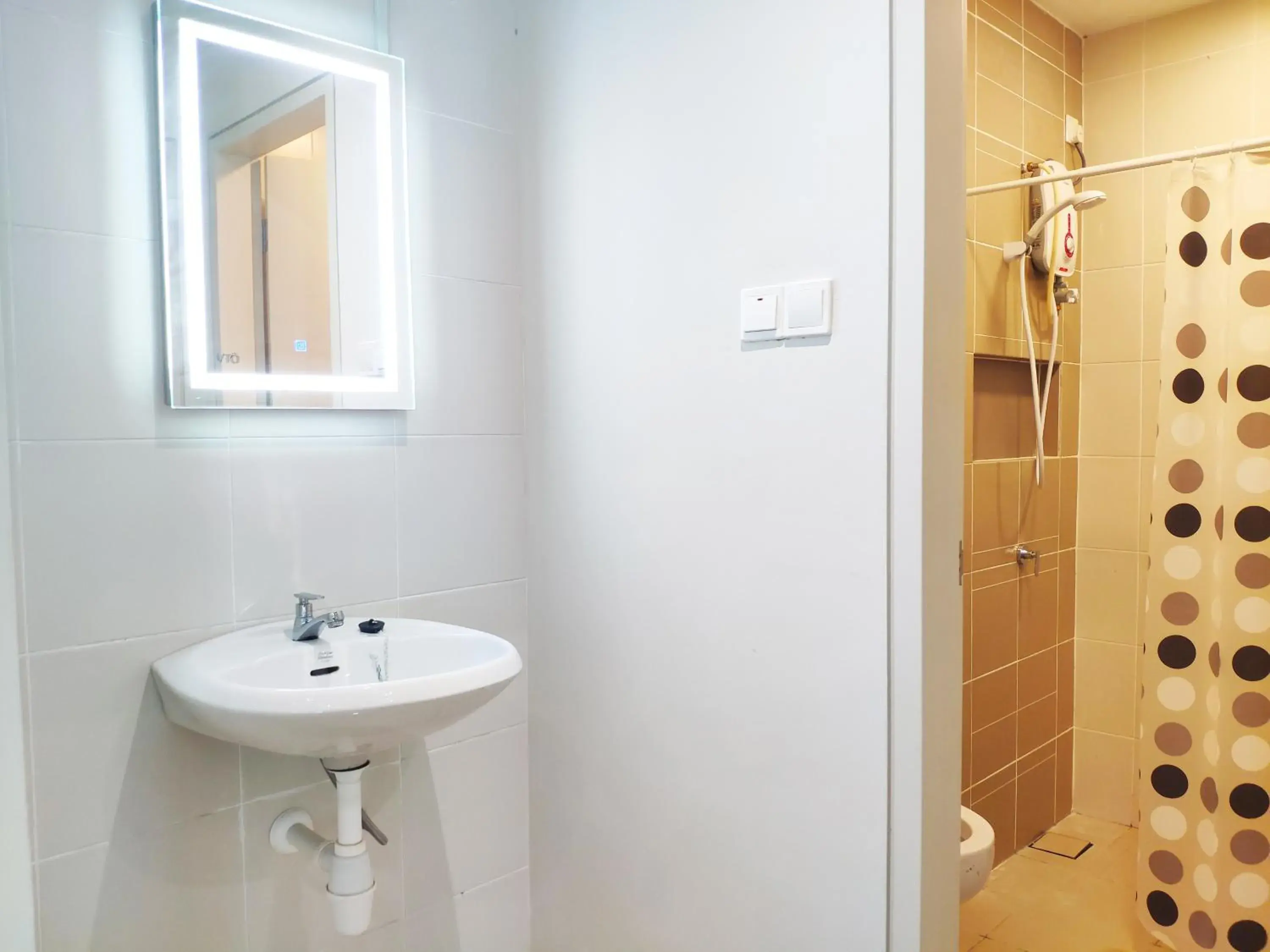 Shower in 5-Star Apartment + Infinity Pool, 4 pax, 1 min to Jaya One Shower in 5-Star Apartment + Infinity Pool, 4 pax, 1 min to Jaya One