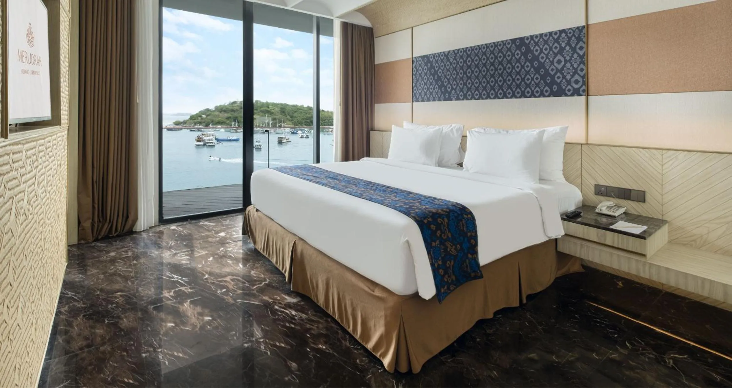 Bed in Meruorah Komodo Labuan Bajo