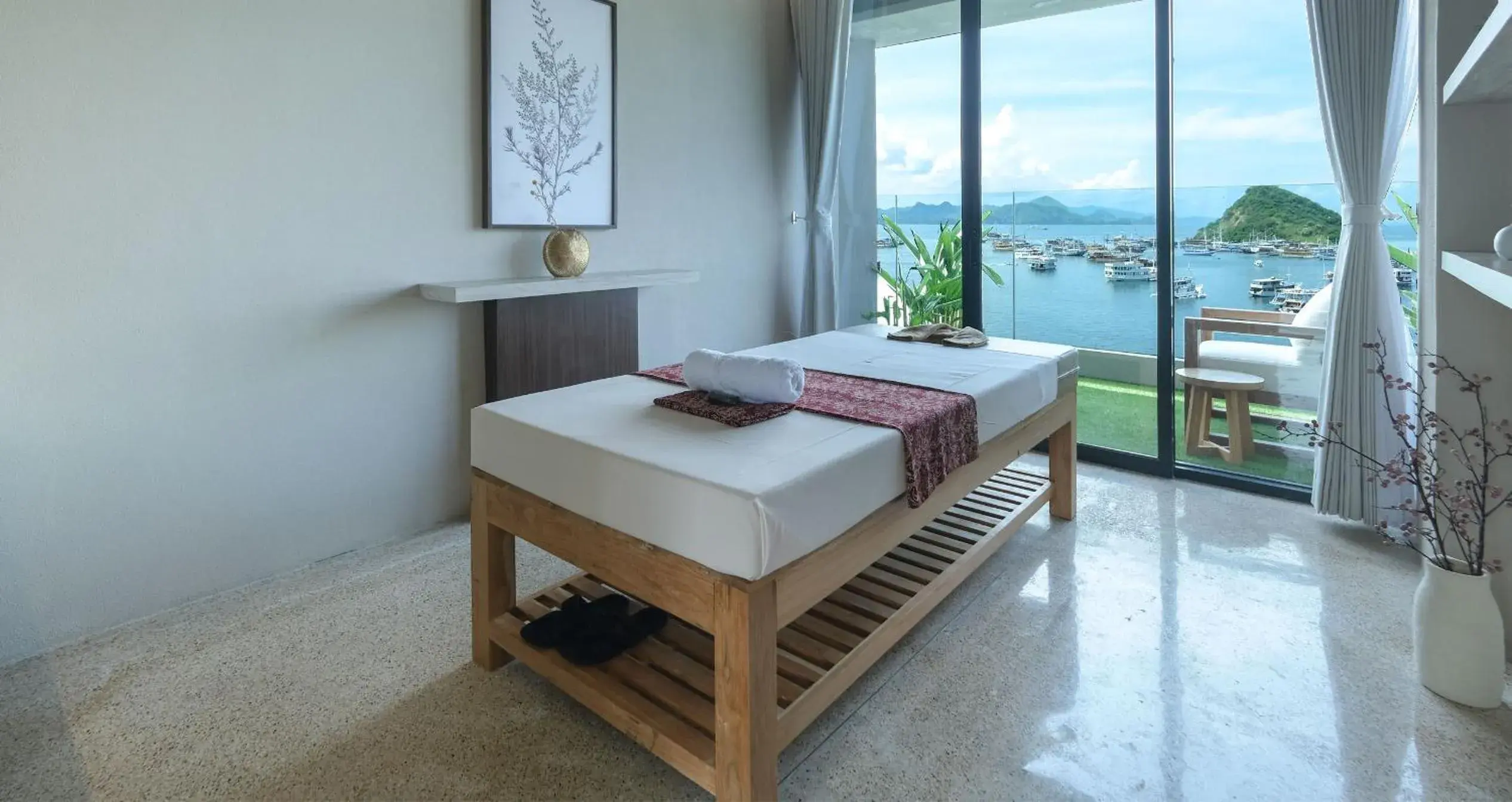 Massage, Bed in Meruorah Komodo Labuan Bajo Massage, Bed in Meruorah Komodo Labuan Bajo