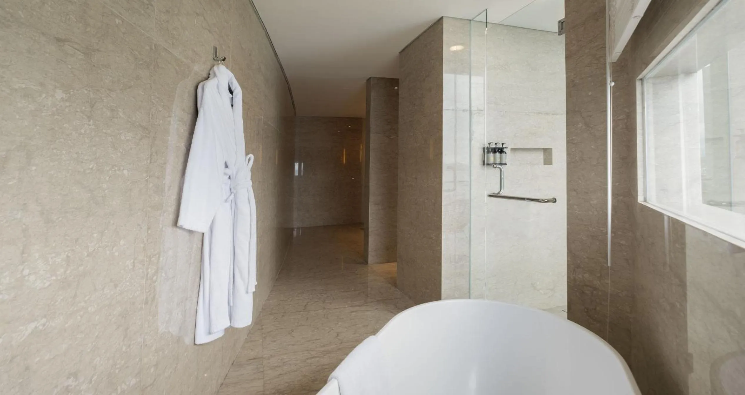 Bath in Meruorah Komodo Labuan Bajo