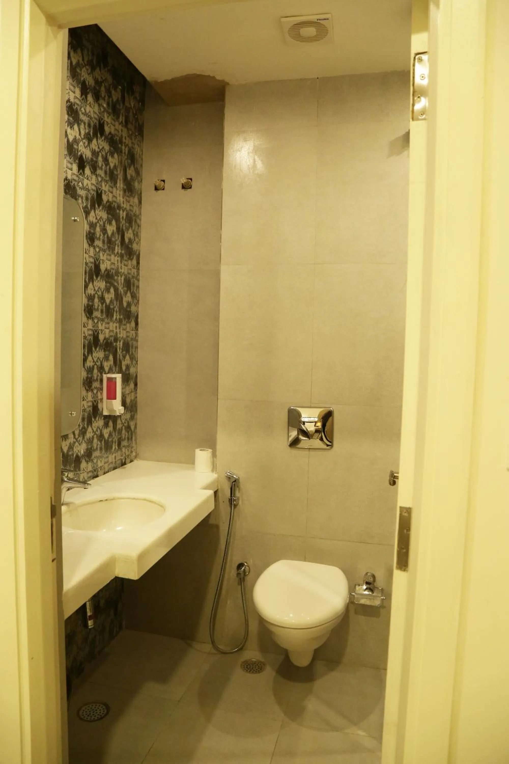 Toilet in Hotel Ratangarh Palace