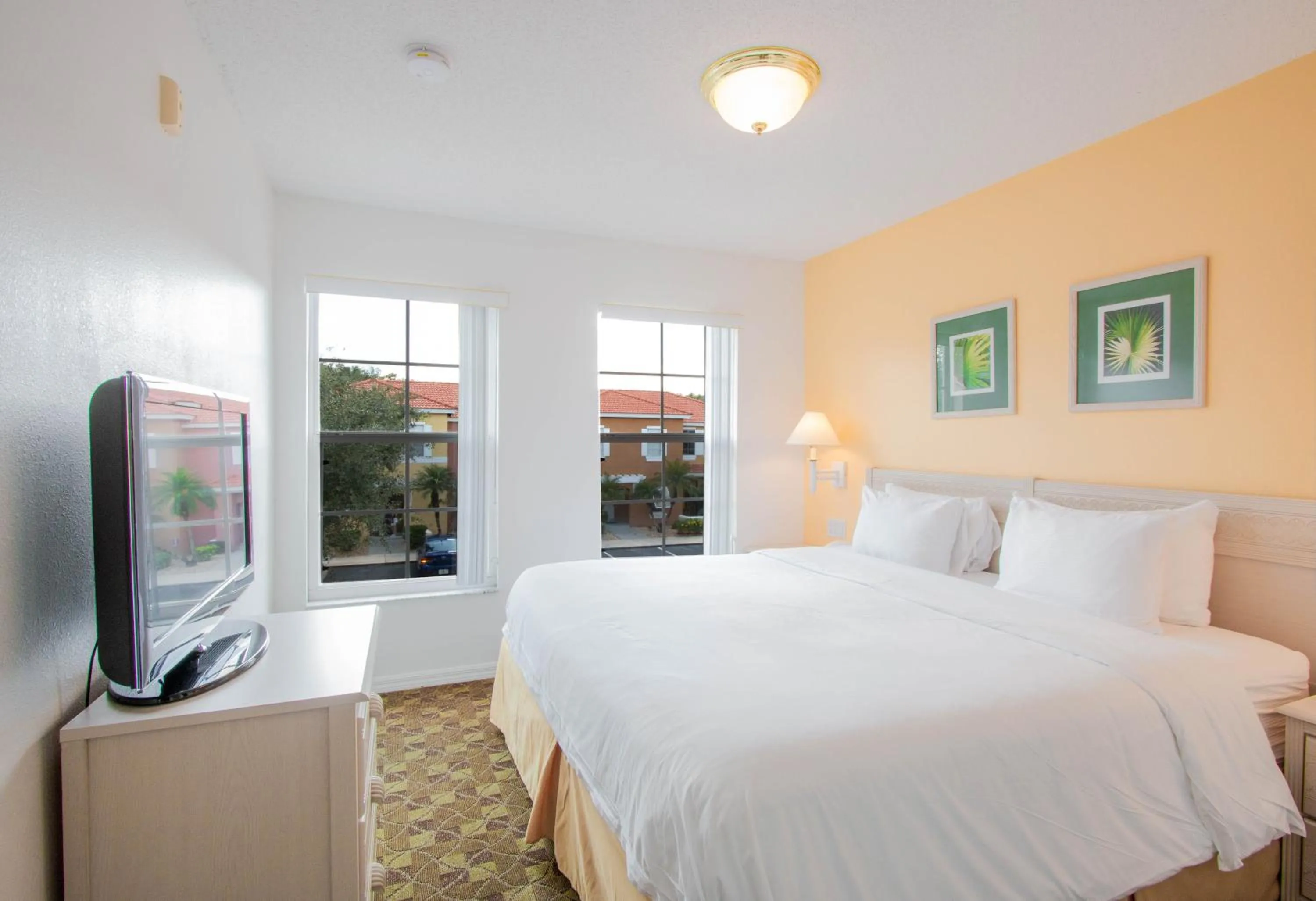 Bed in Berkley Lake Townhomes