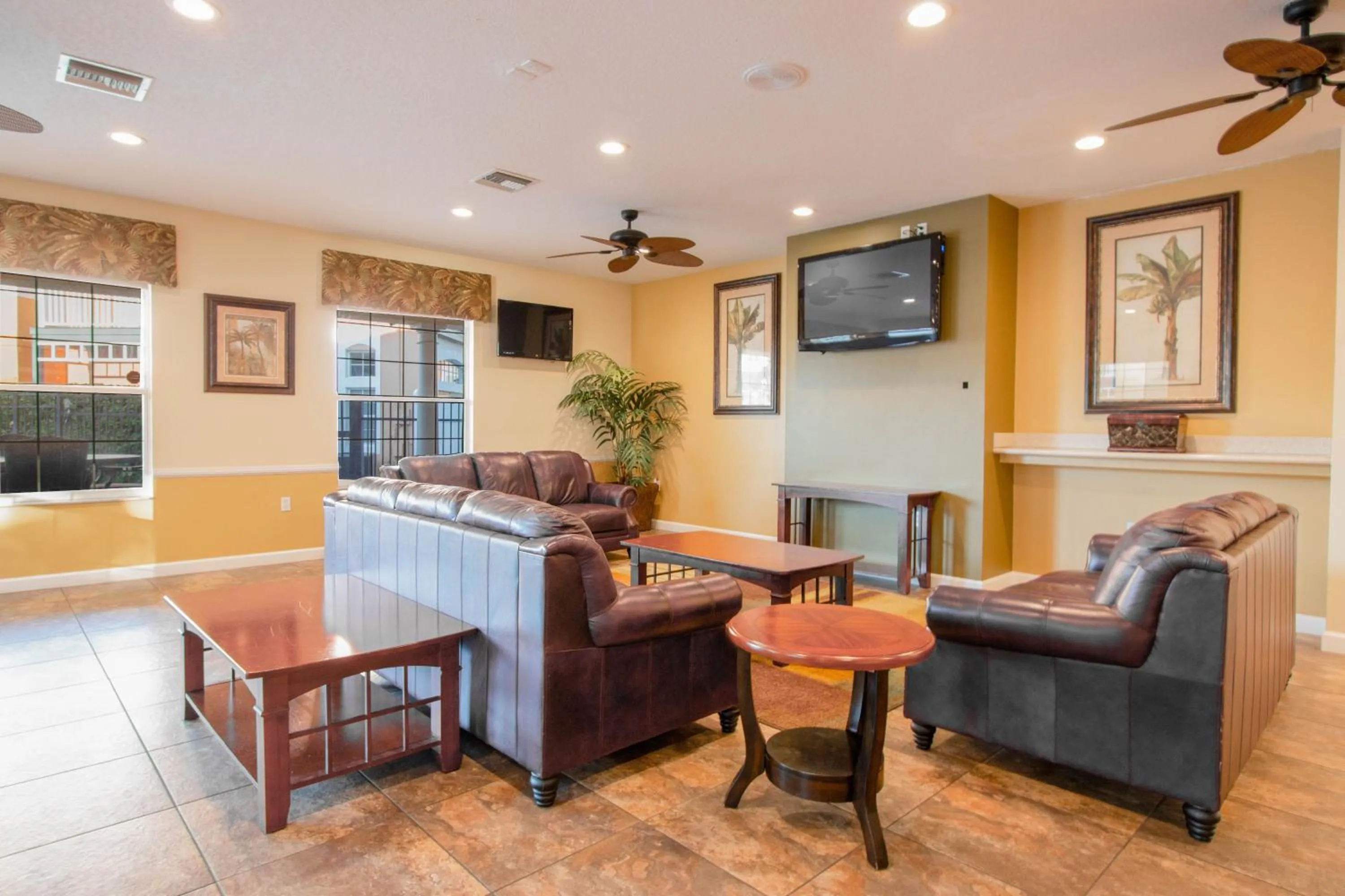 Communal lounge/ TV room in Berkley Lake Townhomes