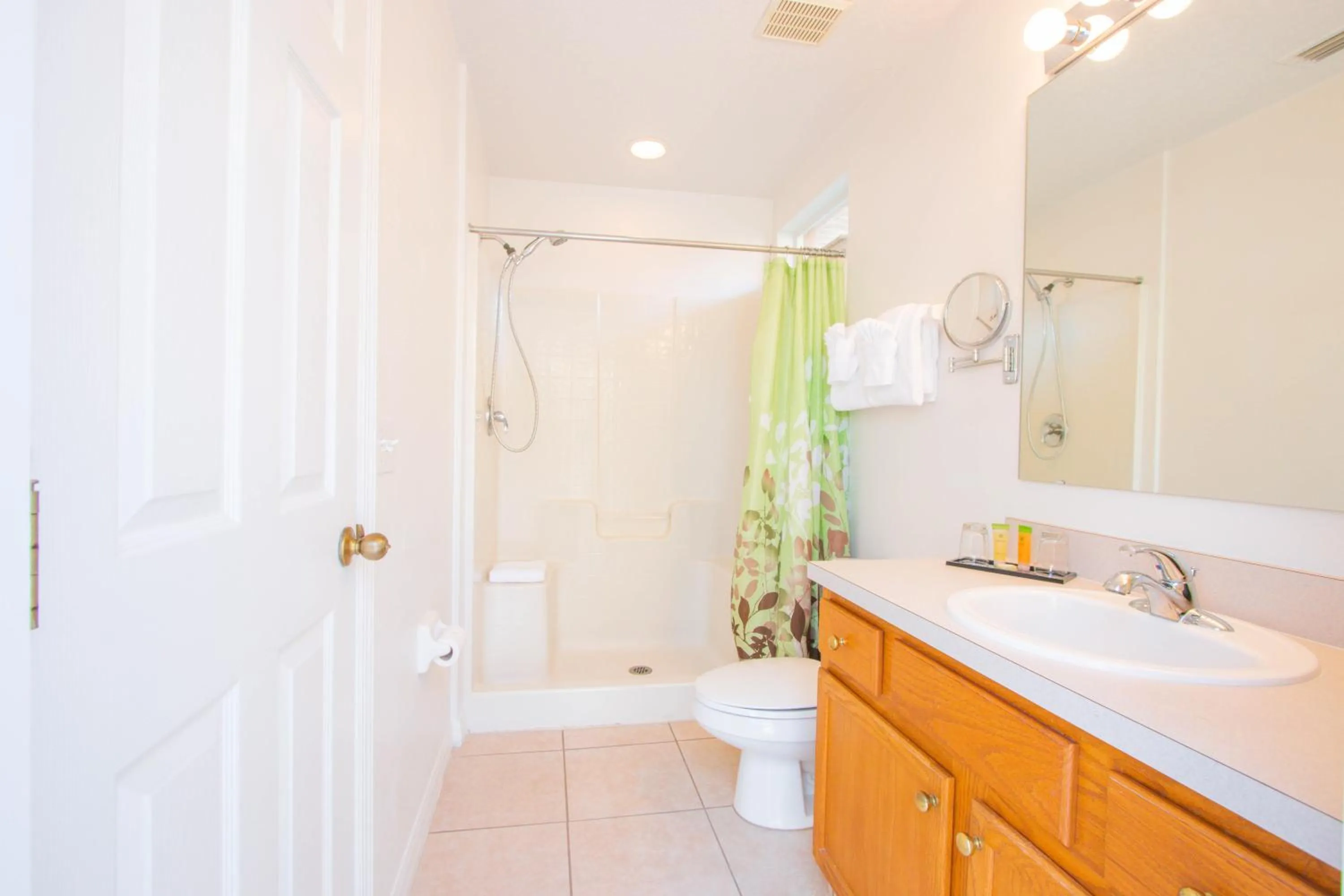 Shower in Berkley Lake Townhomes