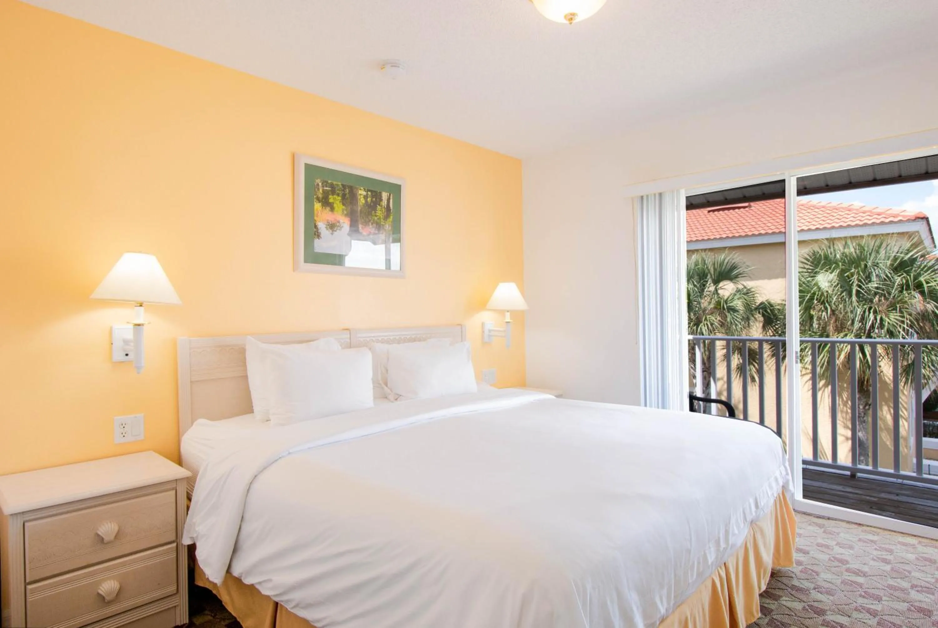 Bed in Berkley Lake Townhomes