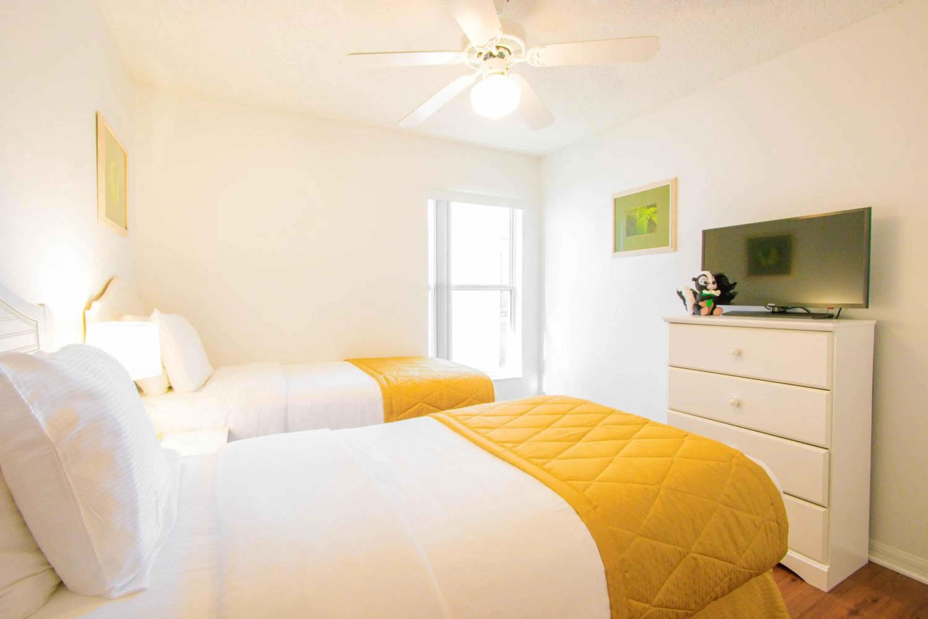 Bed in Berkley Lake Townhomes