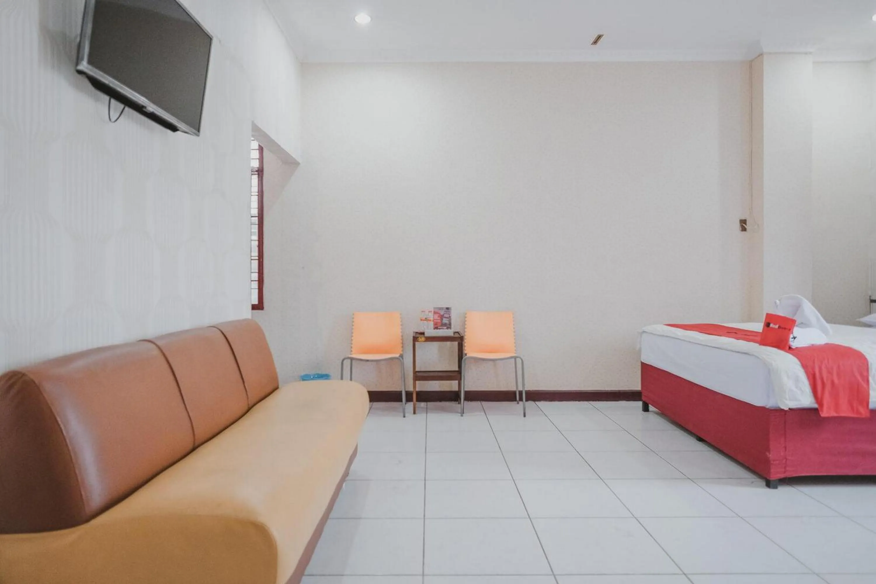 Seating area, Bed in RedDoorz Plus near Istana Maimun Medan
