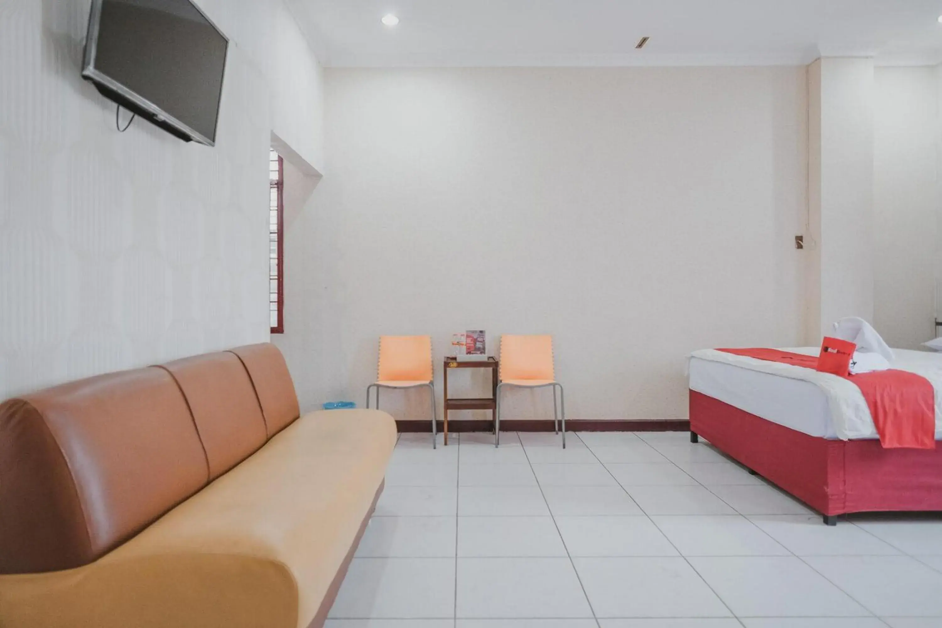 Seating area, Bed in RedDoorz Plus near Istana Maimun Medan Seating area, Bed in RedDoorz Plus near Istana Maimun Medan
