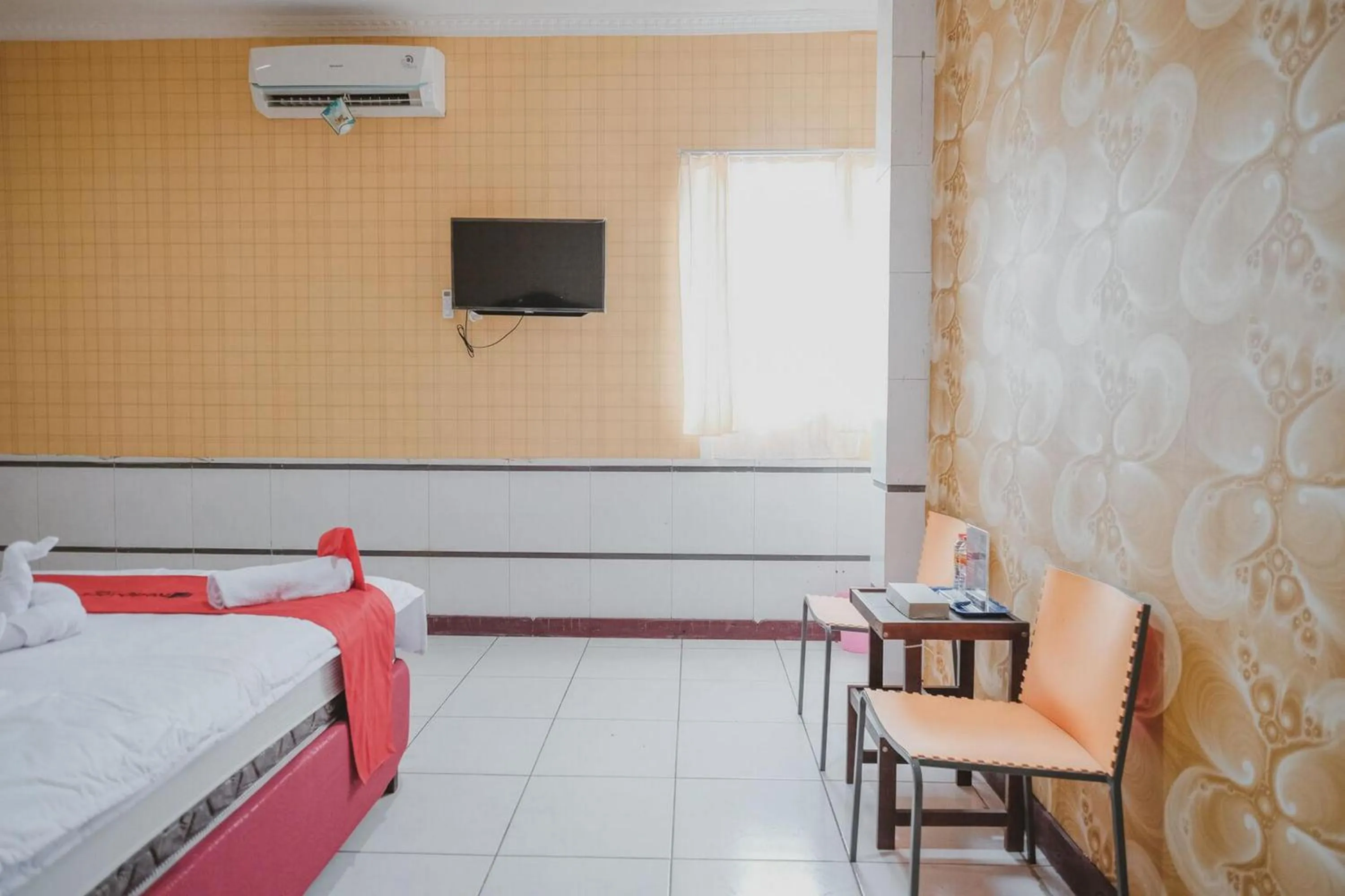 Bedroom, Bed in RedDoorz Plus near Istana Maimun Medan