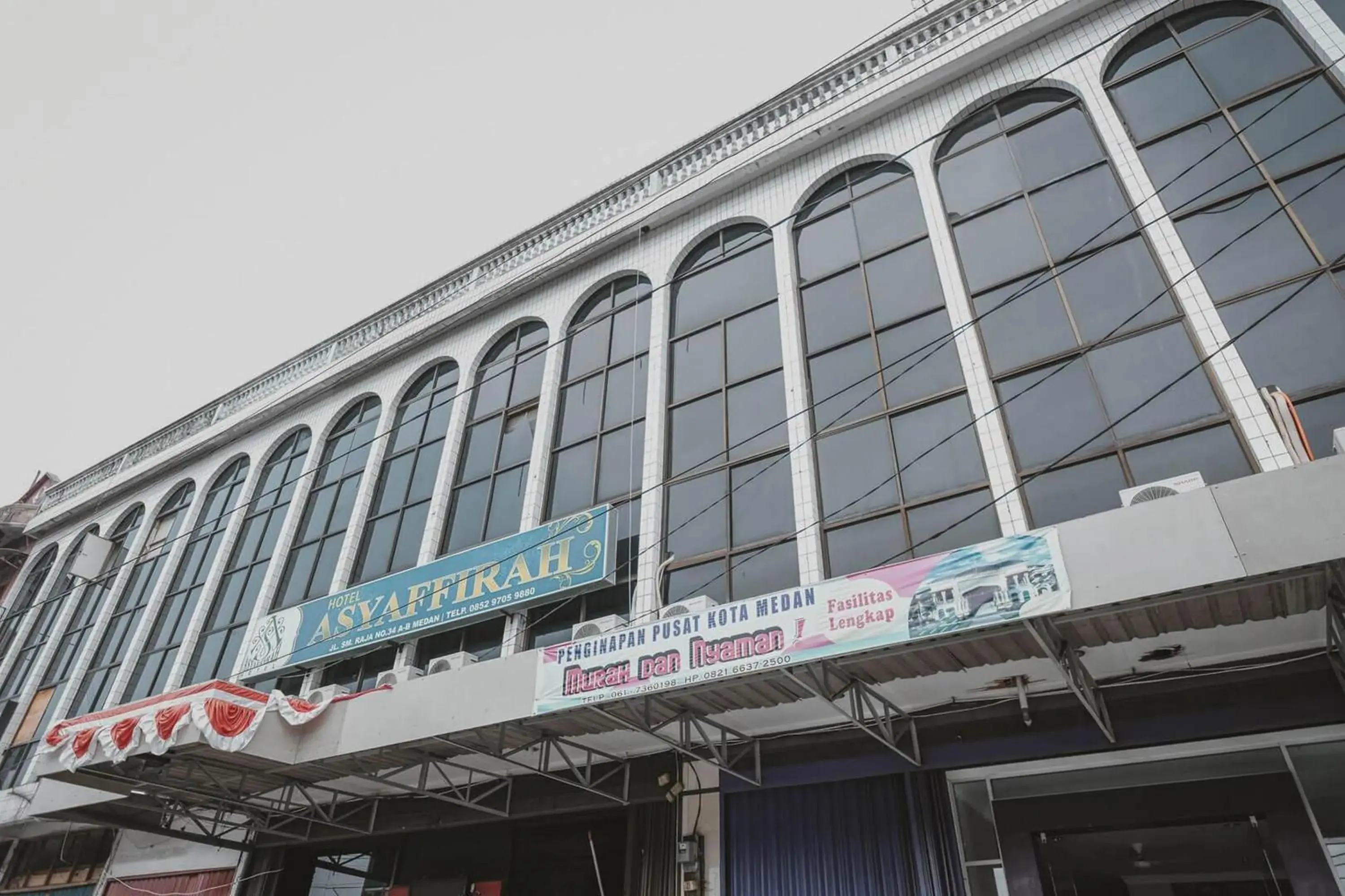 Facade/entrance in RedDoorz Plus near Istana Maimun Medan Facade/entrance in RedDoorz Plus near Istana Maimun Medan