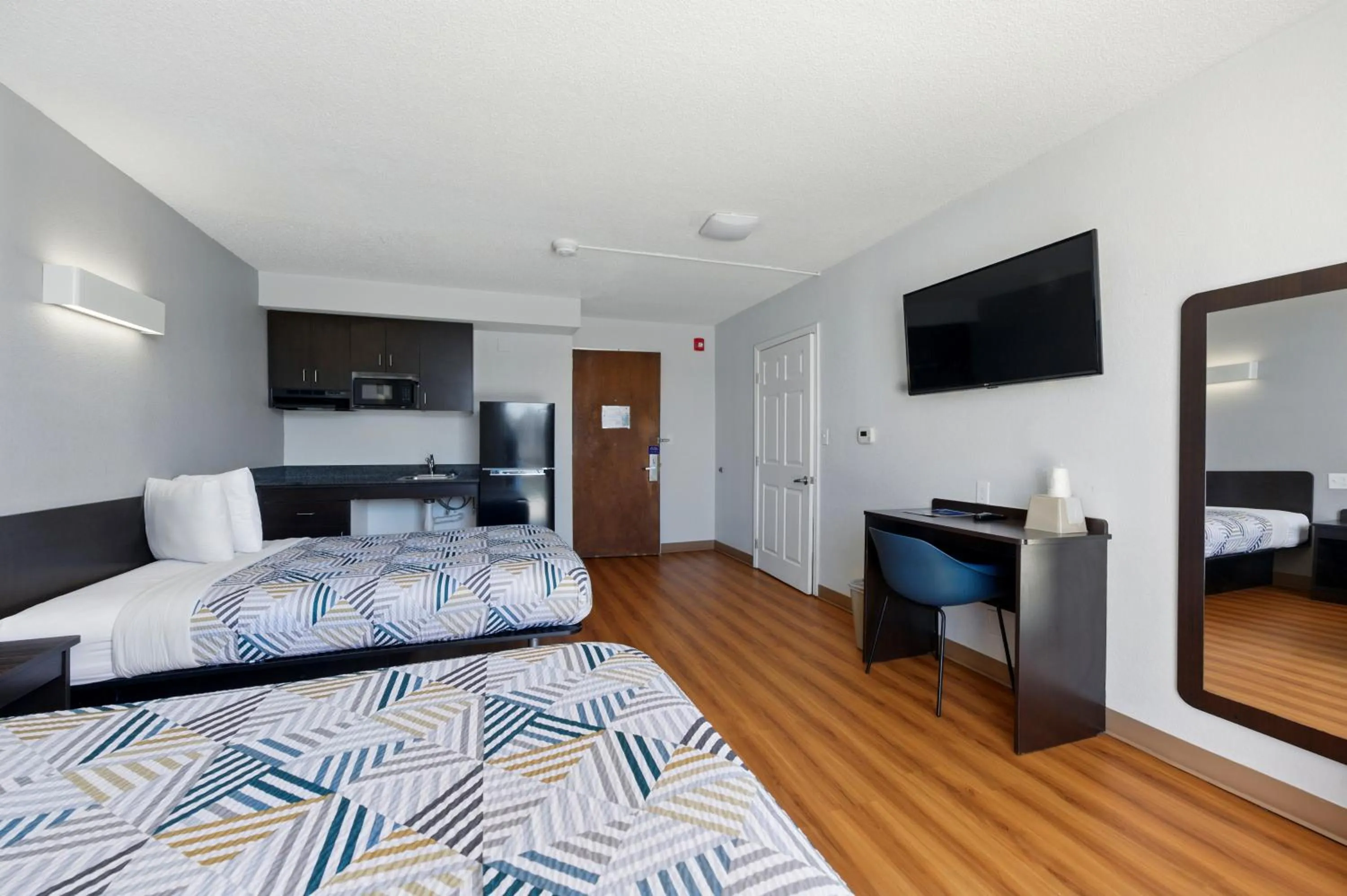 Photo of the whole room, Bed in Motel 6-Atlanta, GA - Atlanta Airport