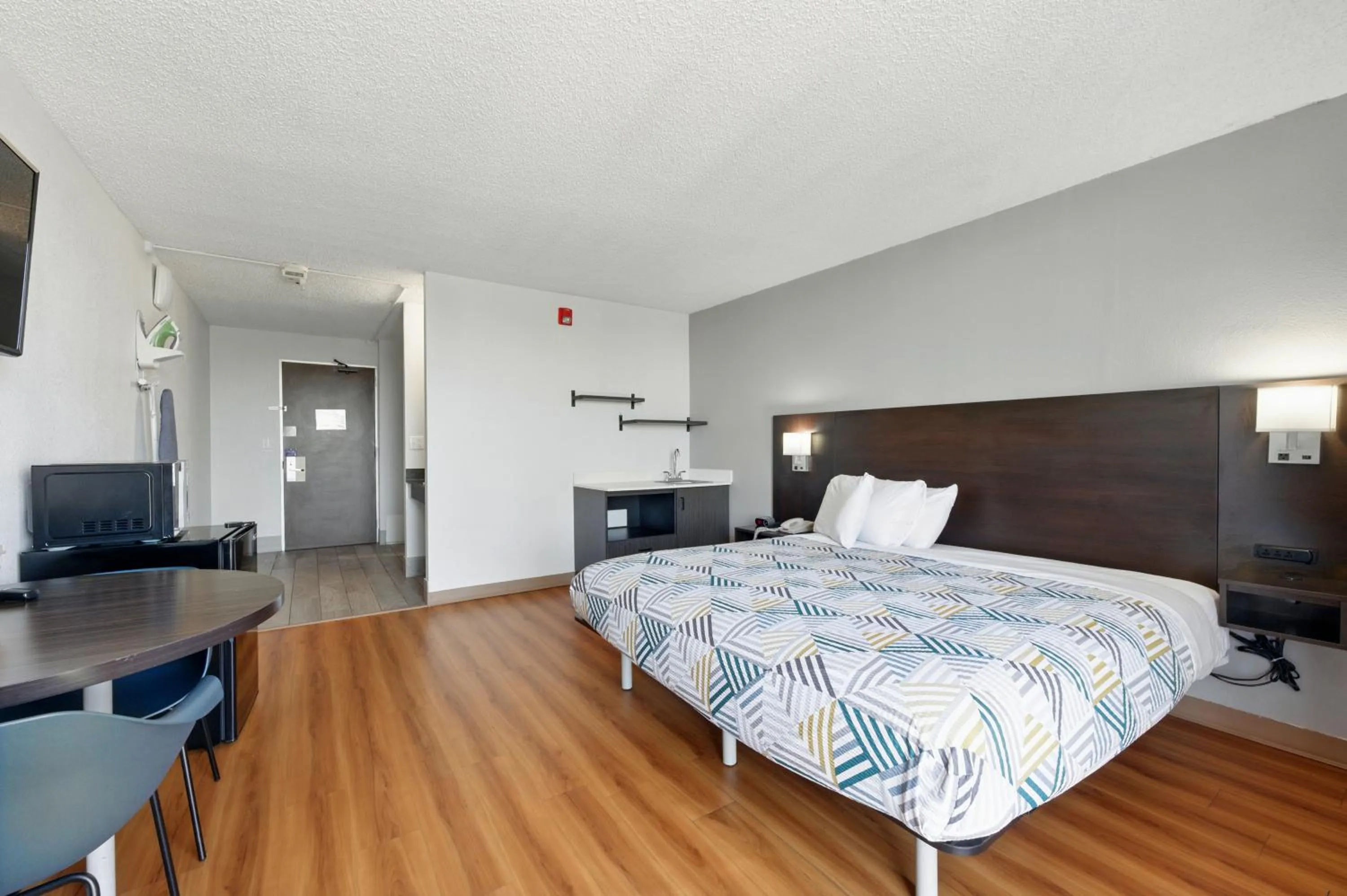 Photo of the whole room, Bed in Motel 6-Atlanta, GA - Atlanta Airport