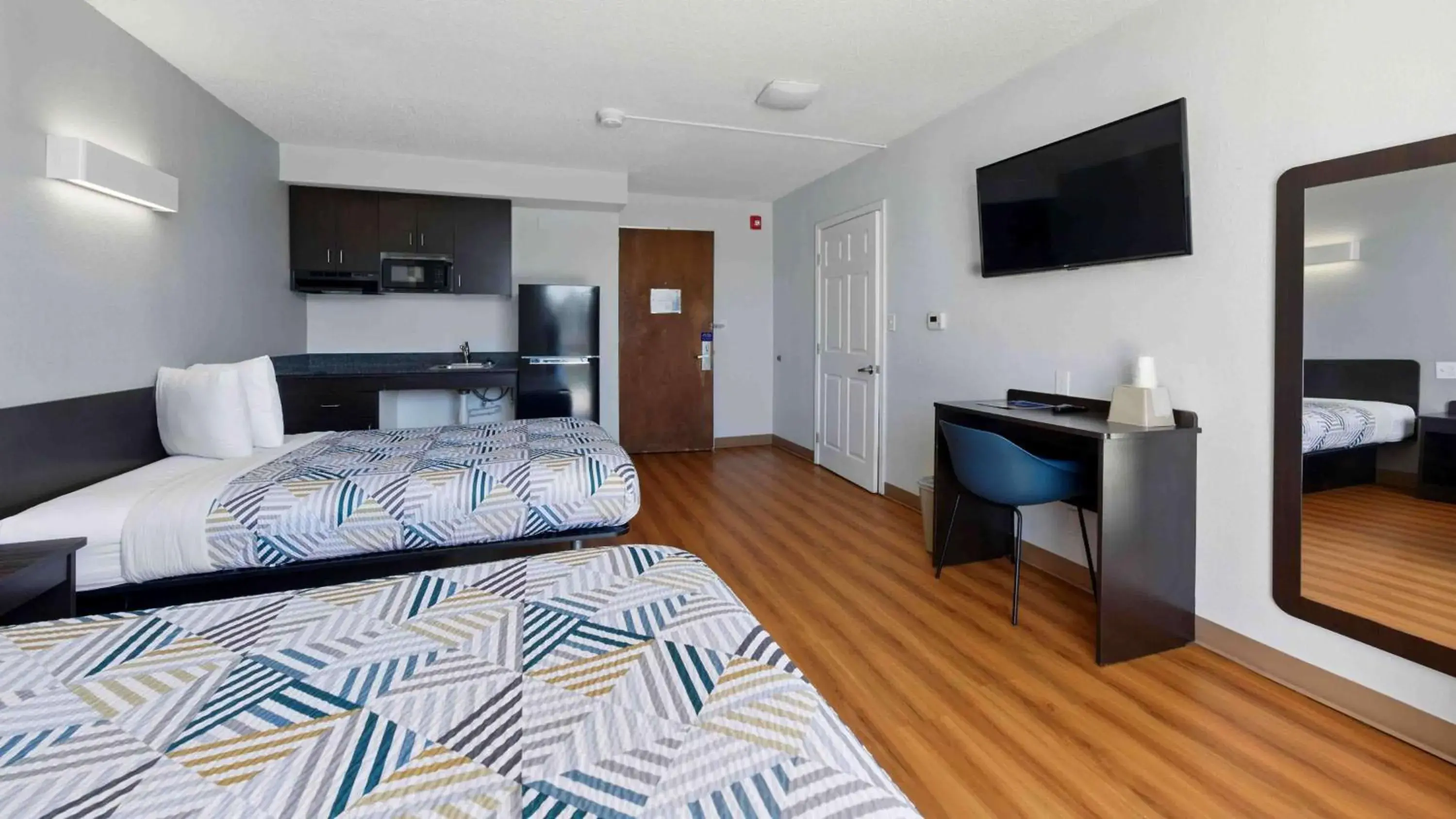 Quadruple Room - Non-Smoking in Motel 6-Atlanta, GA - Atlanta Airport Quadruple Room - Non-Smoking in Motel 6-Atlanta, GA - Atlanta Airport