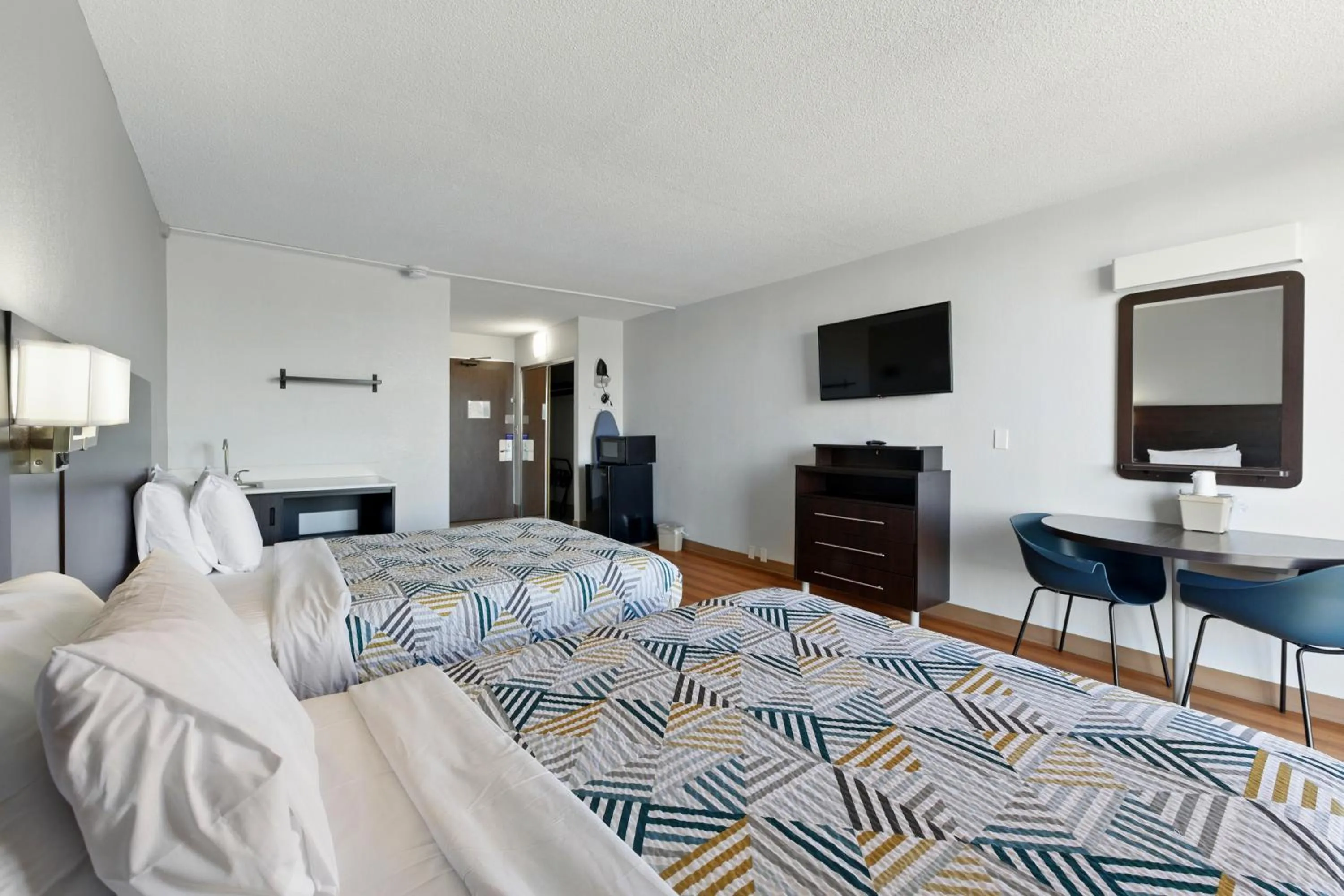 Photo of the whole room, Bed in Motel 6-Atlanta, GA - Atlanta Airport