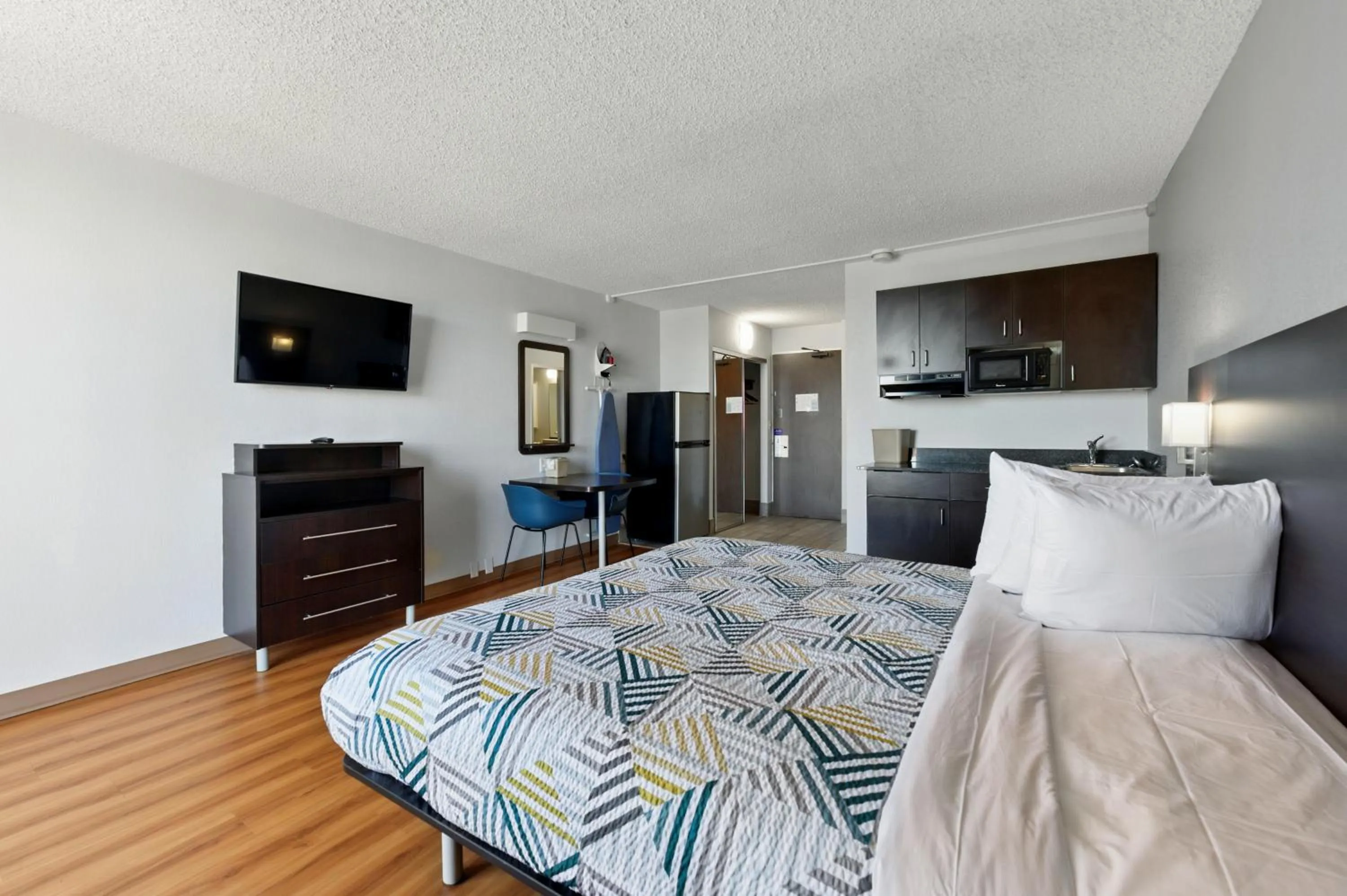 TV and multimedia, Bed in Motel 6-Atlanta, GA - Atlanta Airport