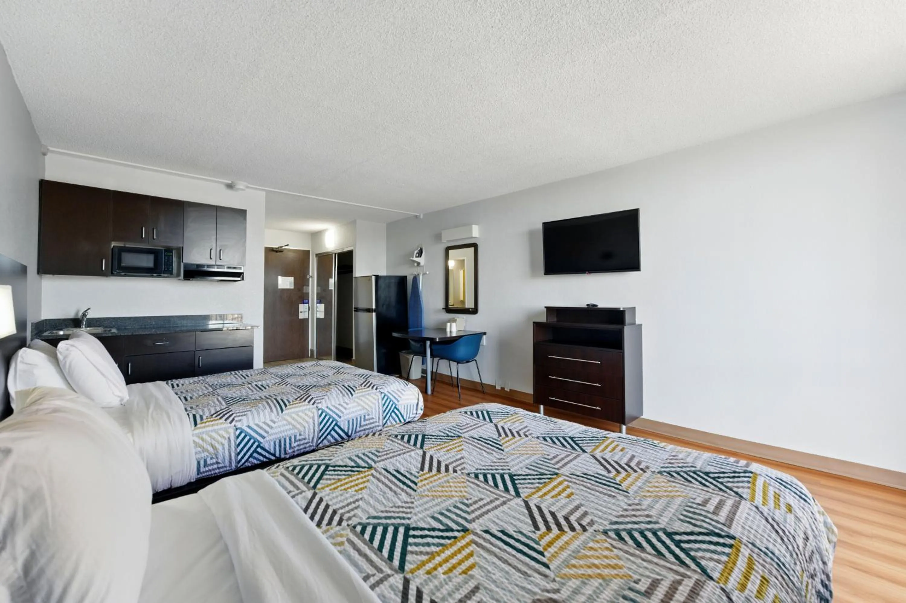 Photo of the whole room, Bed in Motel 6-Atlanta, GA - Atlanta Airport