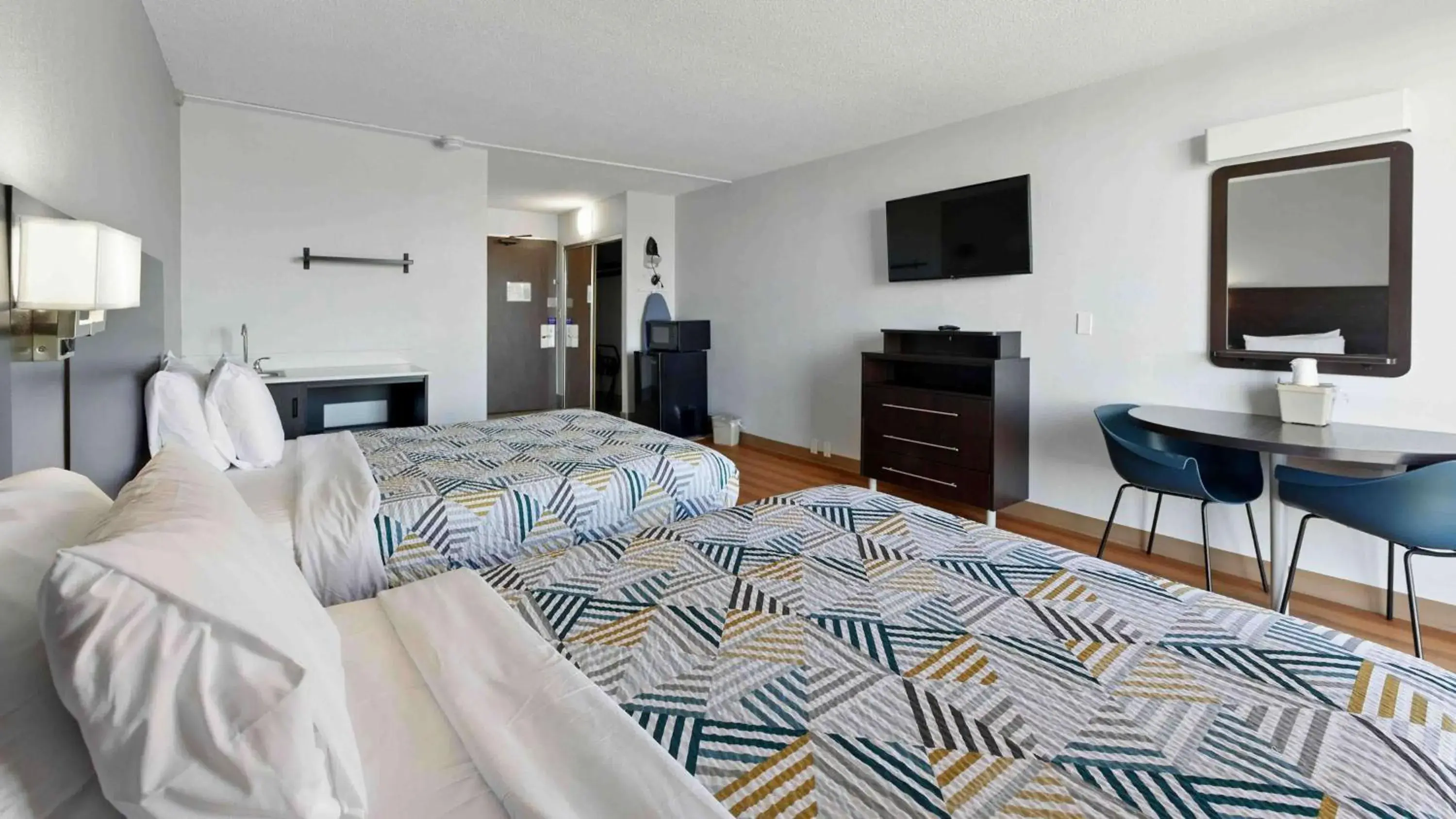 Queen Room with Two Queen Beds - Non-Smoking in Motel 6-Atlanta, GA - Atlanta Airport Queen Room with Two Queen Beds - Non-Smoking in Motel 6-Atlanta, GA - Atlanta Airport