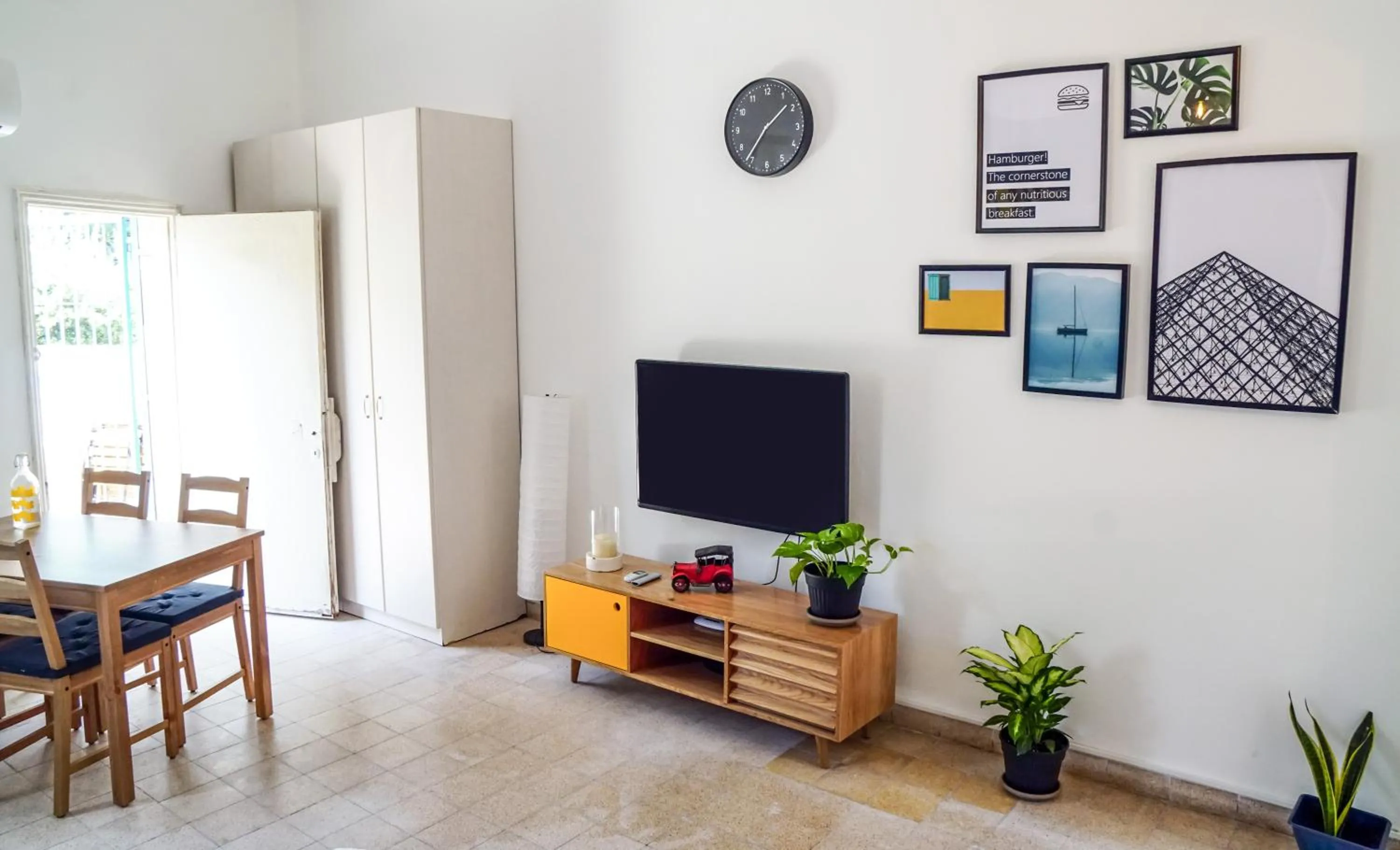 TV and multimedia in Mayer 8 Hotel By Peraia